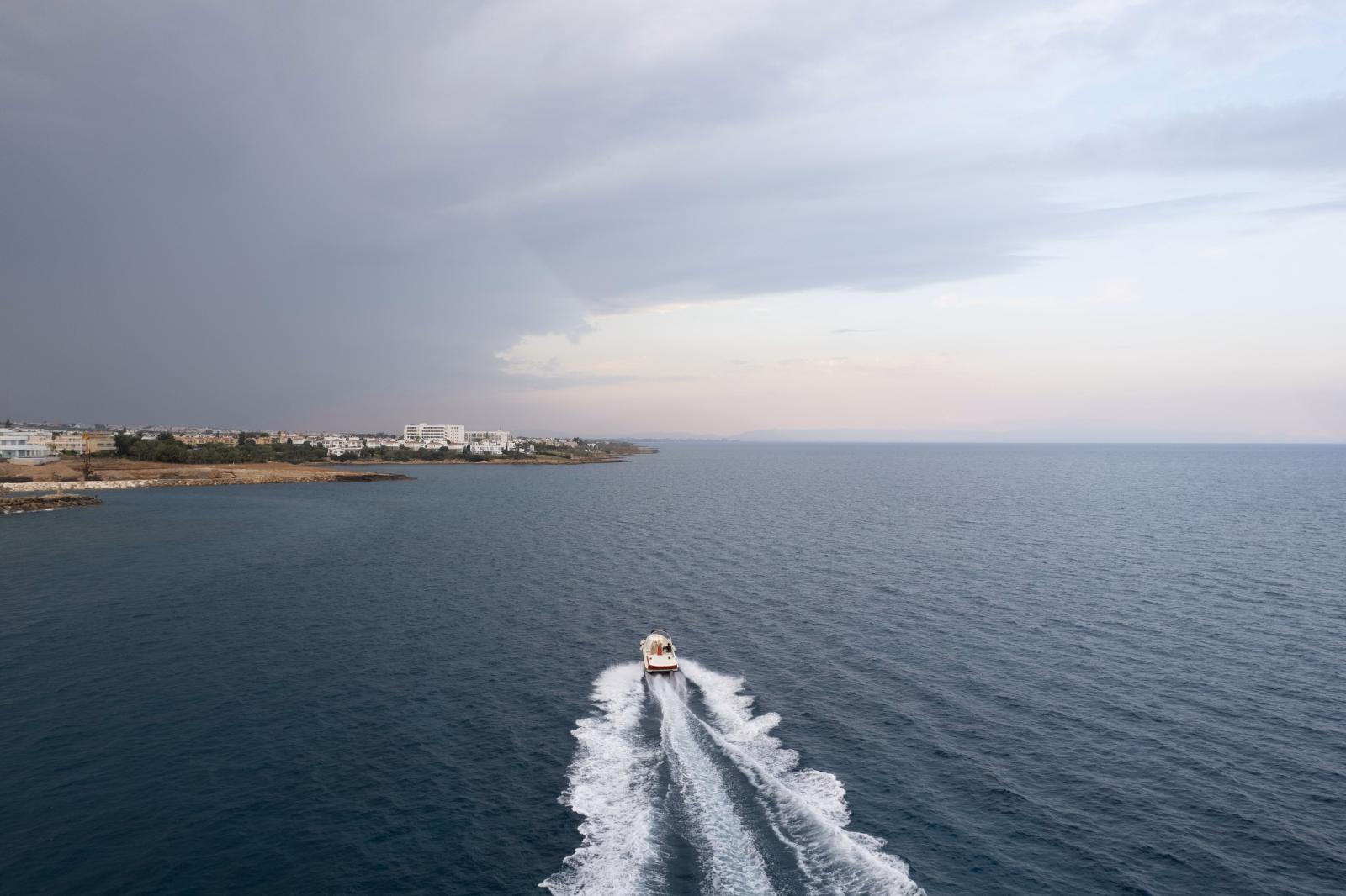 Boot vor der Küste bei Coral Bay und Peyia