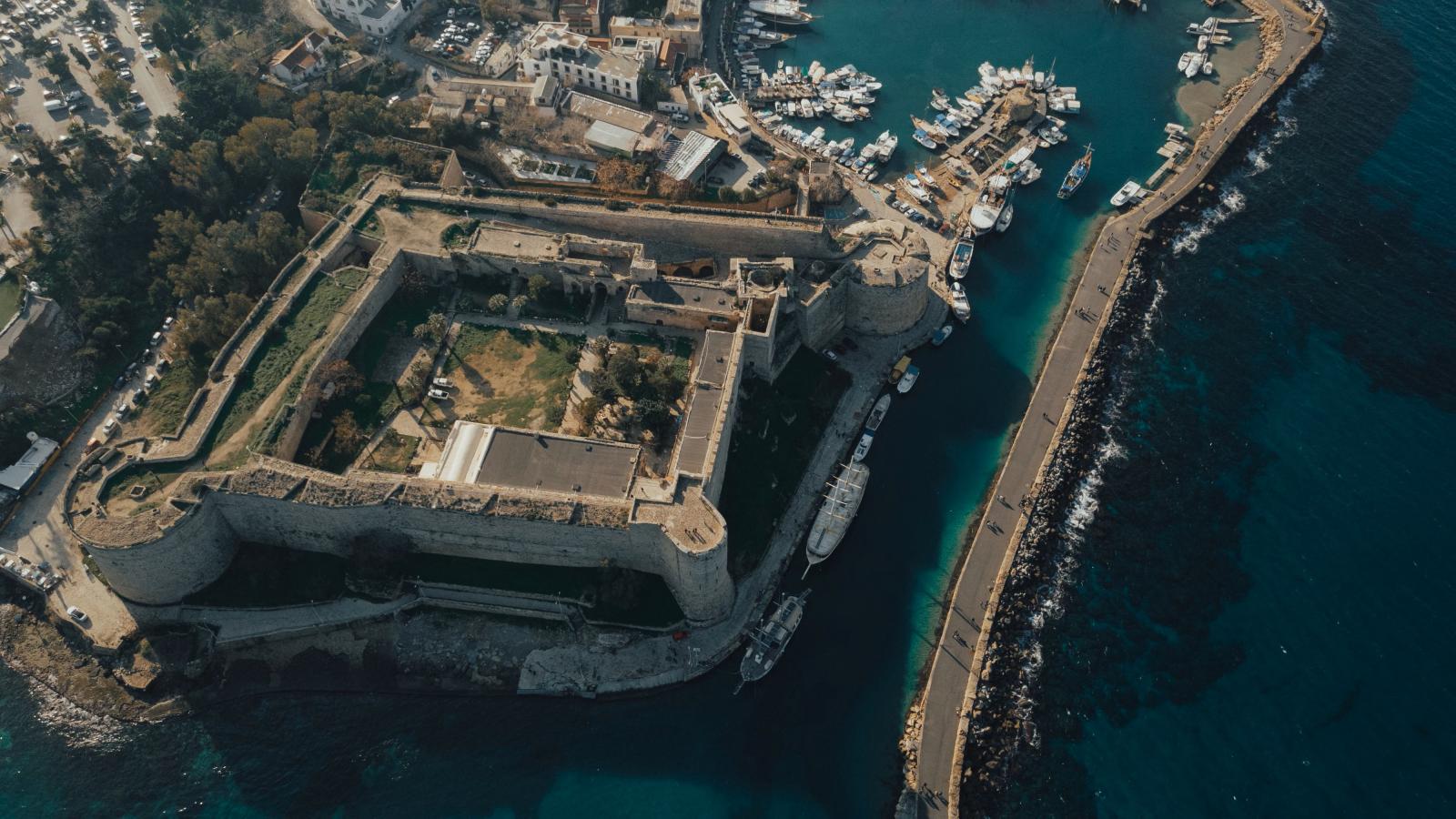 Historische Sehenswürdigkeit mit mediterraner Landschaft auf Zypern