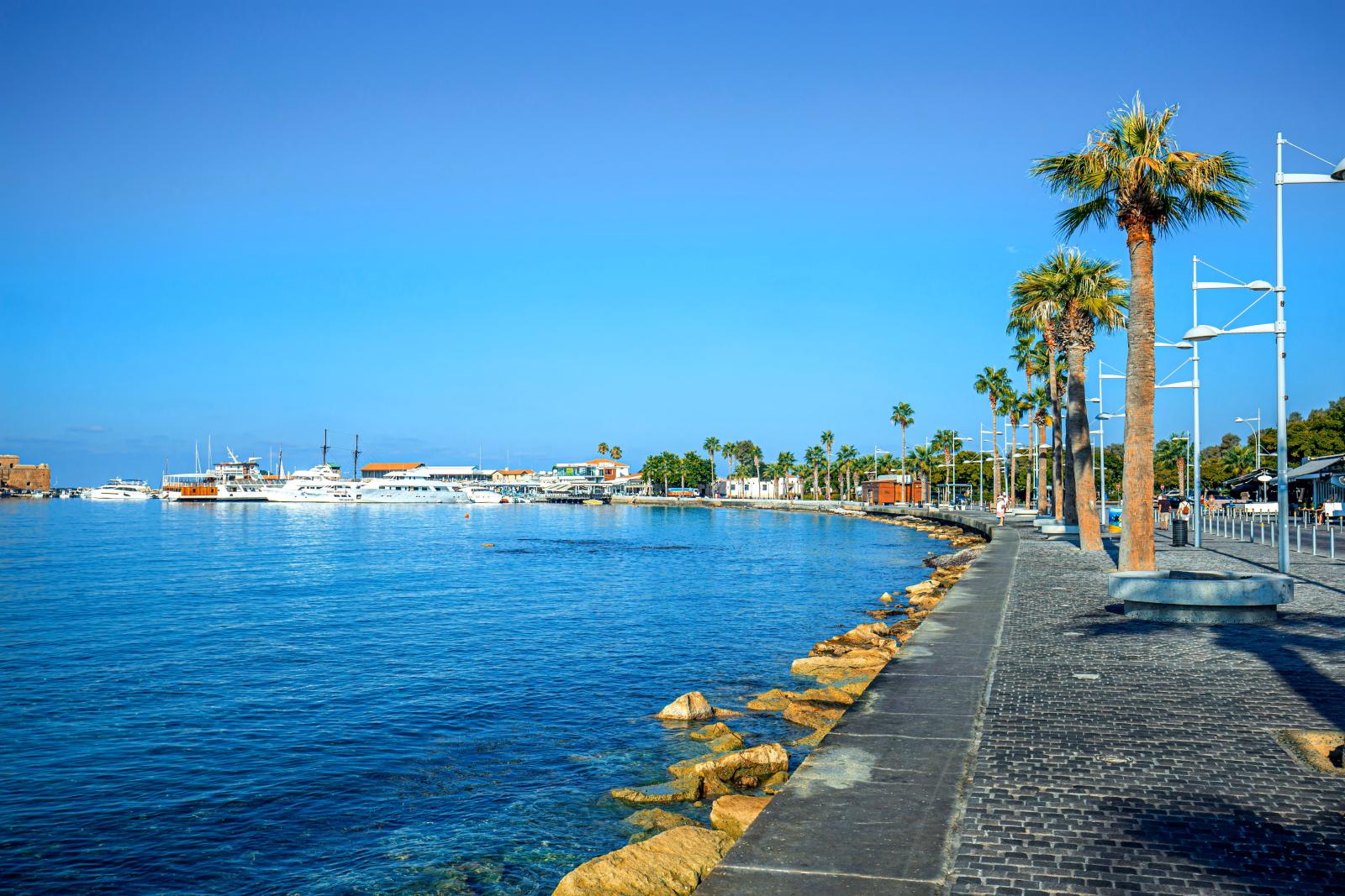 Küstenpromenade von Limassol mit Palmen und Blick auf das Mittelmeer