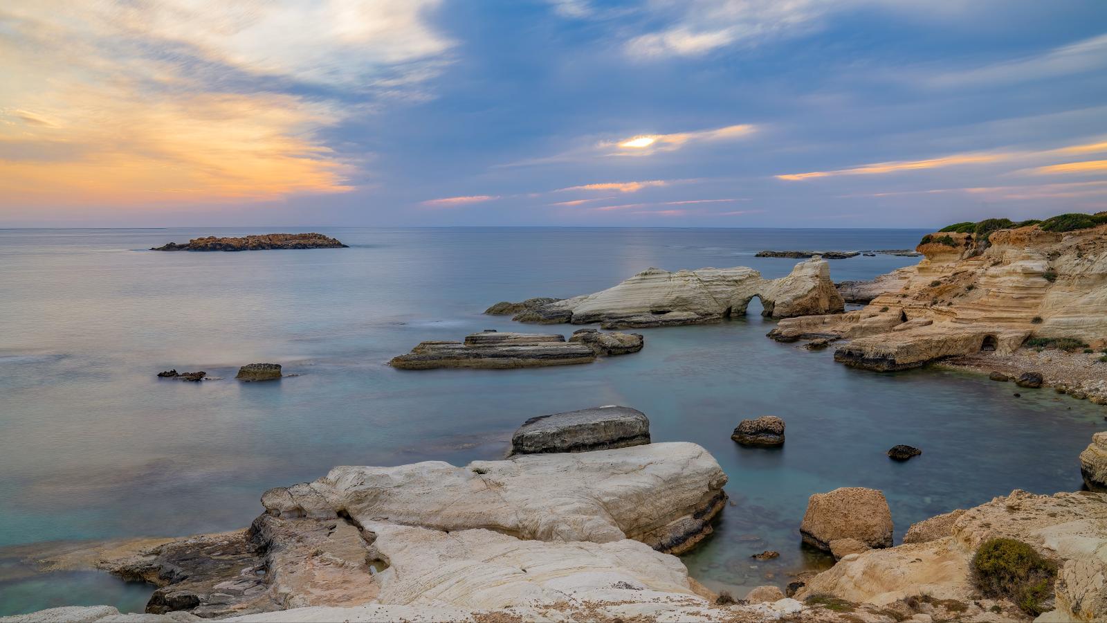 Sonnenuntergang an der Küste von Paphos mit mediterraner Landschaft