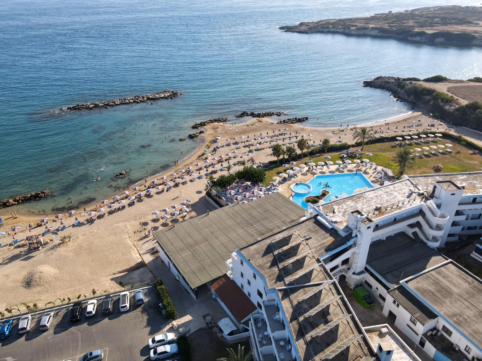 Modernes Strandhotel auf Zypern mit Pool, Palmen und Meerblick