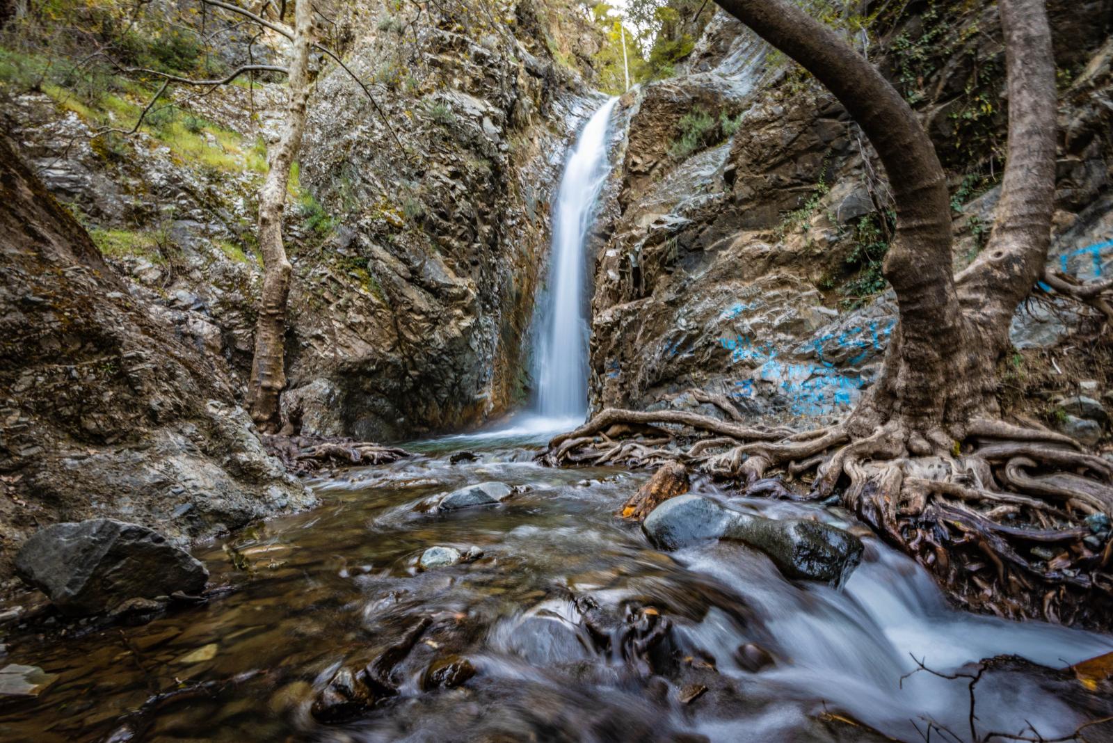 Wasserfall und bewaldete Schlucht im Troodos-Gebirge