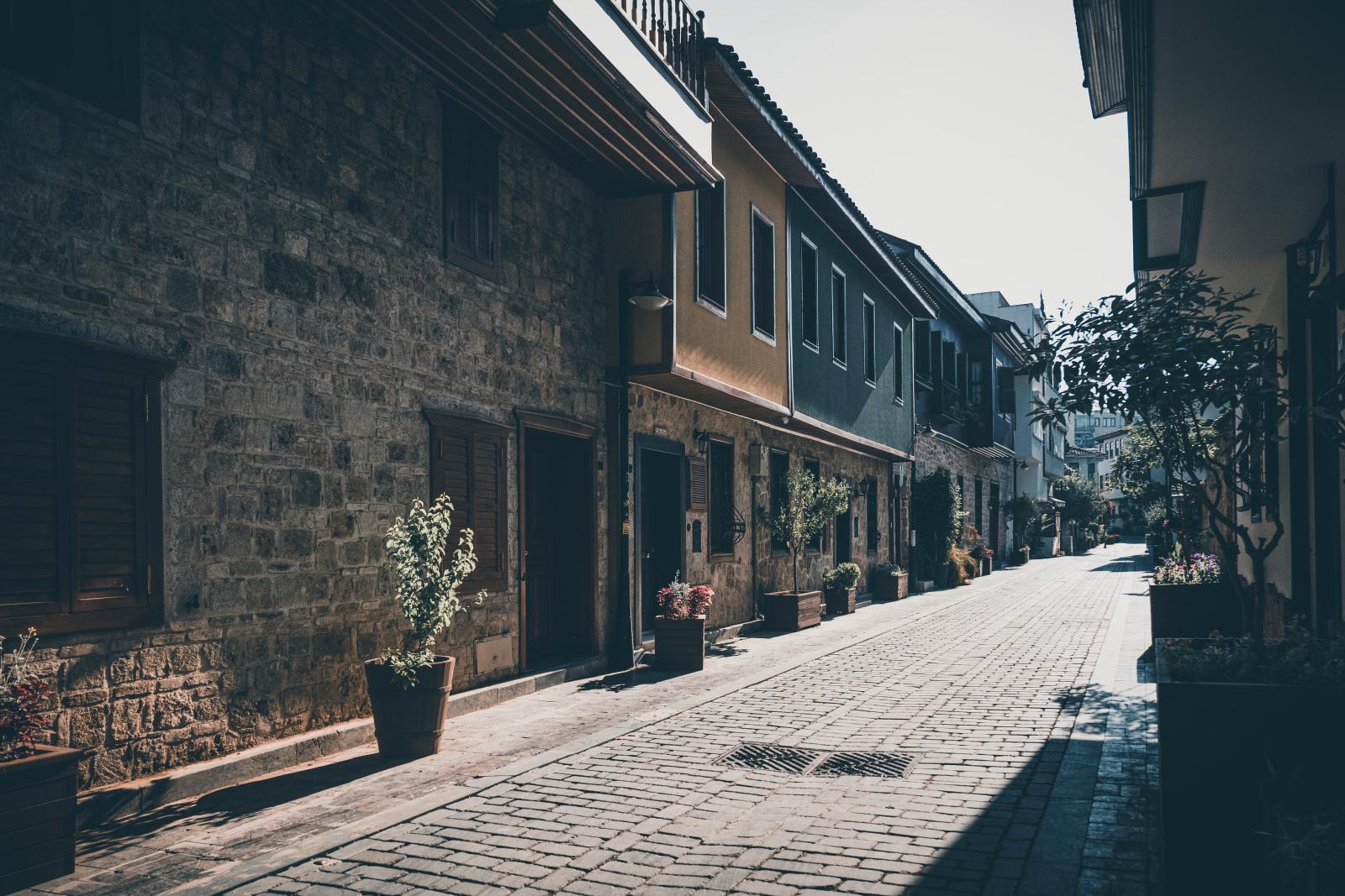 Historische Altstadt von Limassol mit traditionellen Gebäuden und kleinen Gassen