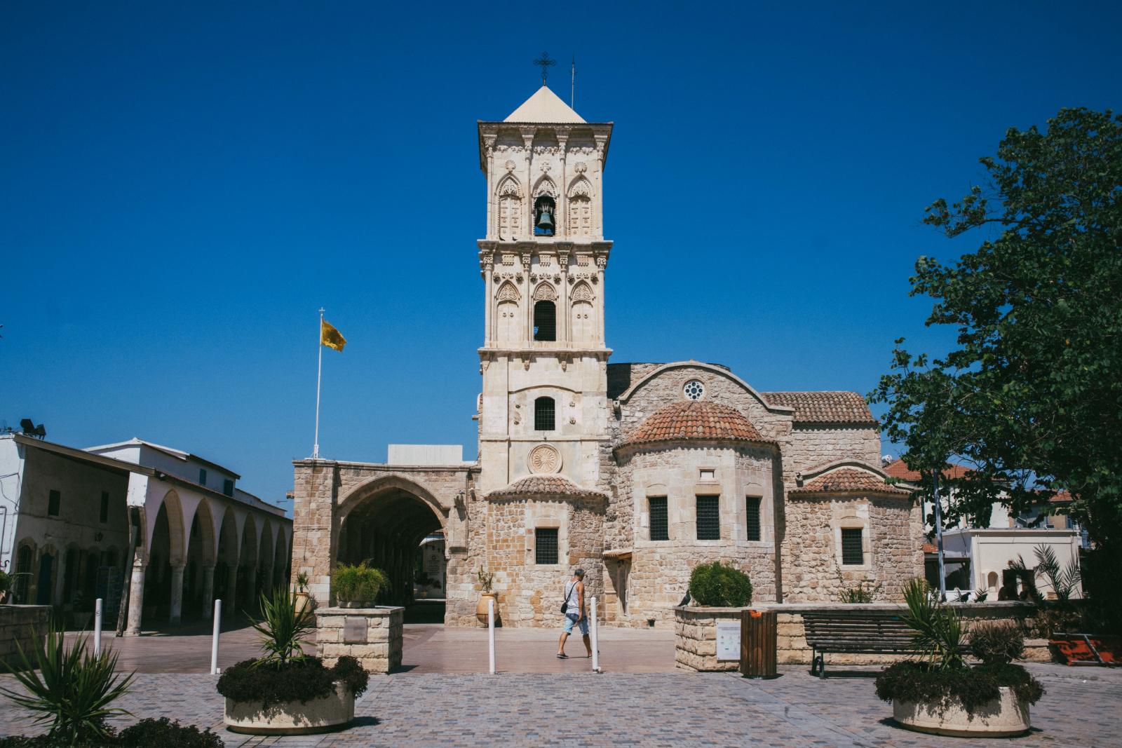 Historische Kirche und mediterrane Altstadt in Larnaka