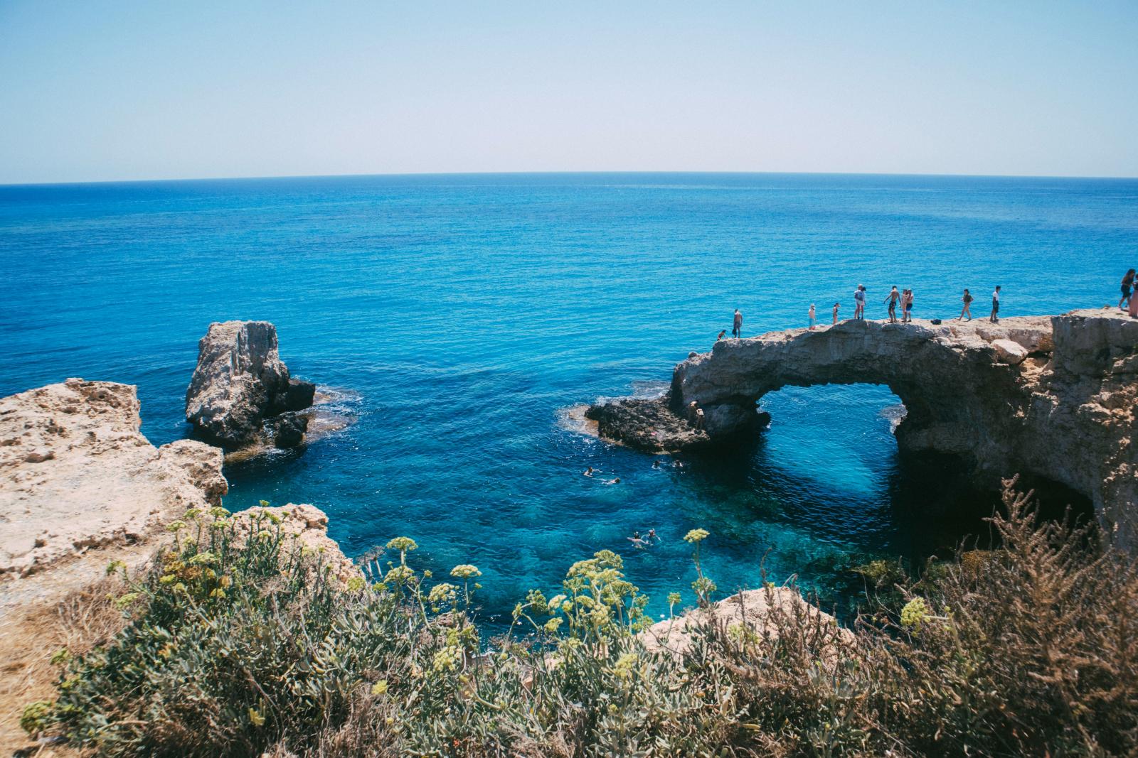 Panoramablick über die Küste von Cape Greco mit türkisblauem Meer