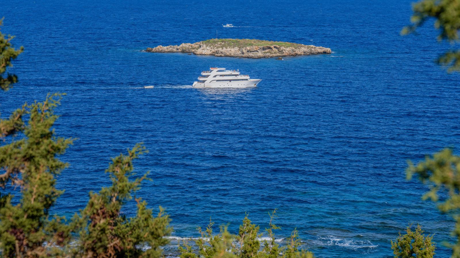 Boot vor der Akamas-Halbinsel im Westen Zyperns