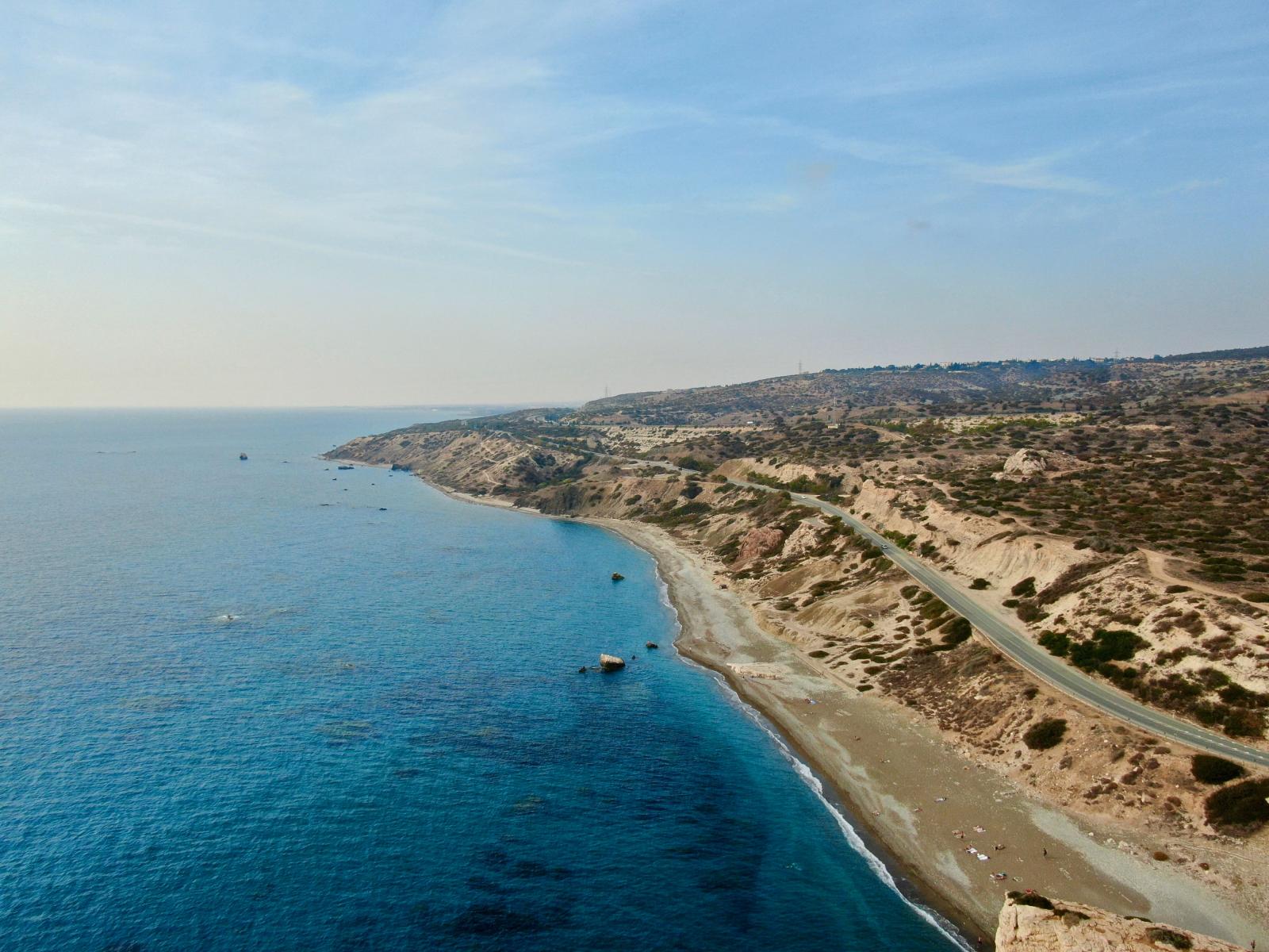 Mietwagen auf einer Küstenstraße mit Blick auf das Mittelmeer