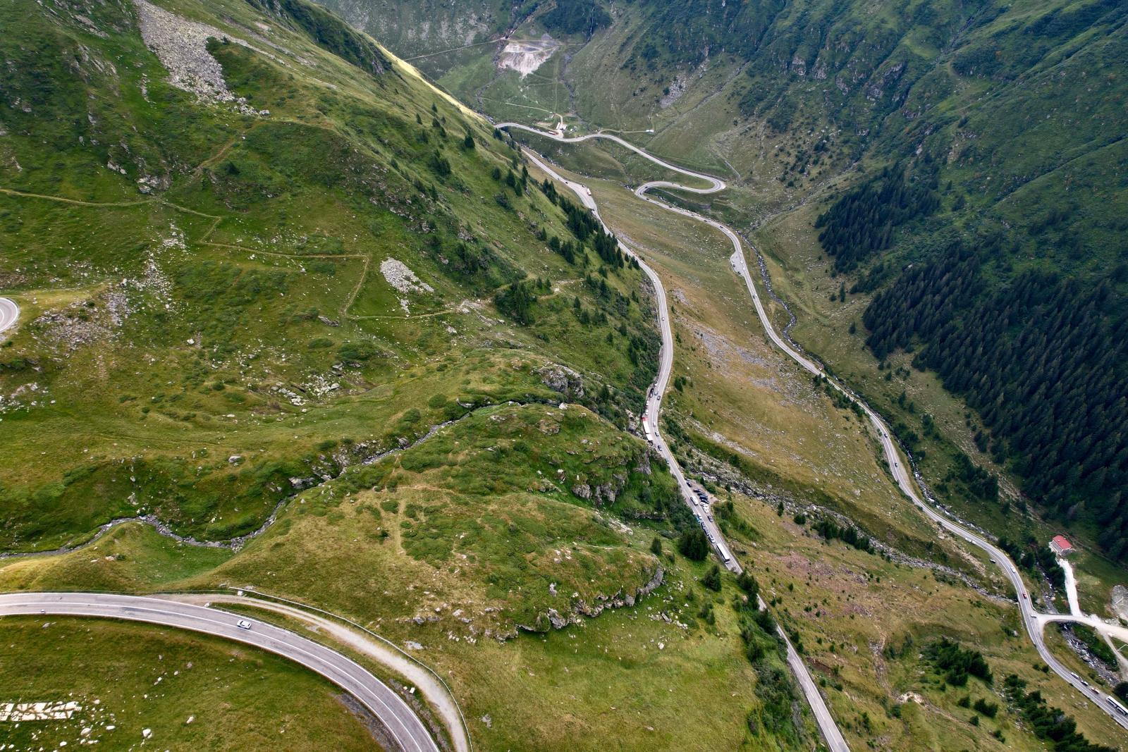 Panoramablick über die Küste Zyperns von einer kurvigen Straße aus