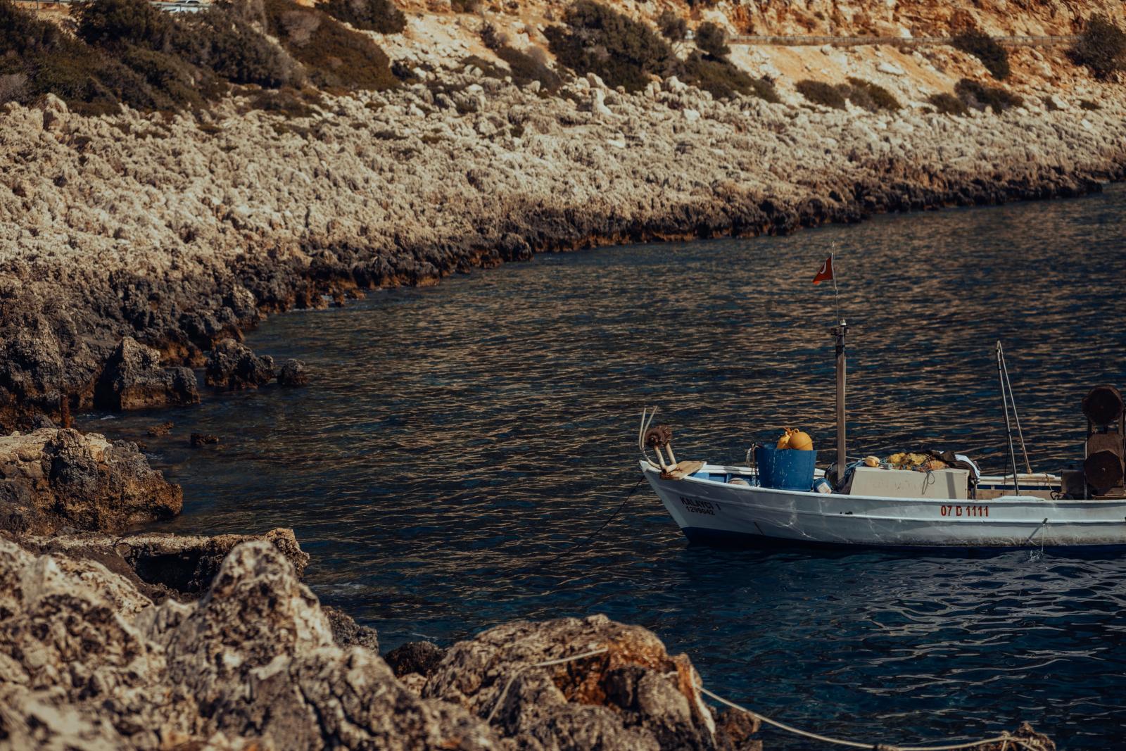 Boot vor der felsigen Küste der Akamas-Halbinsel