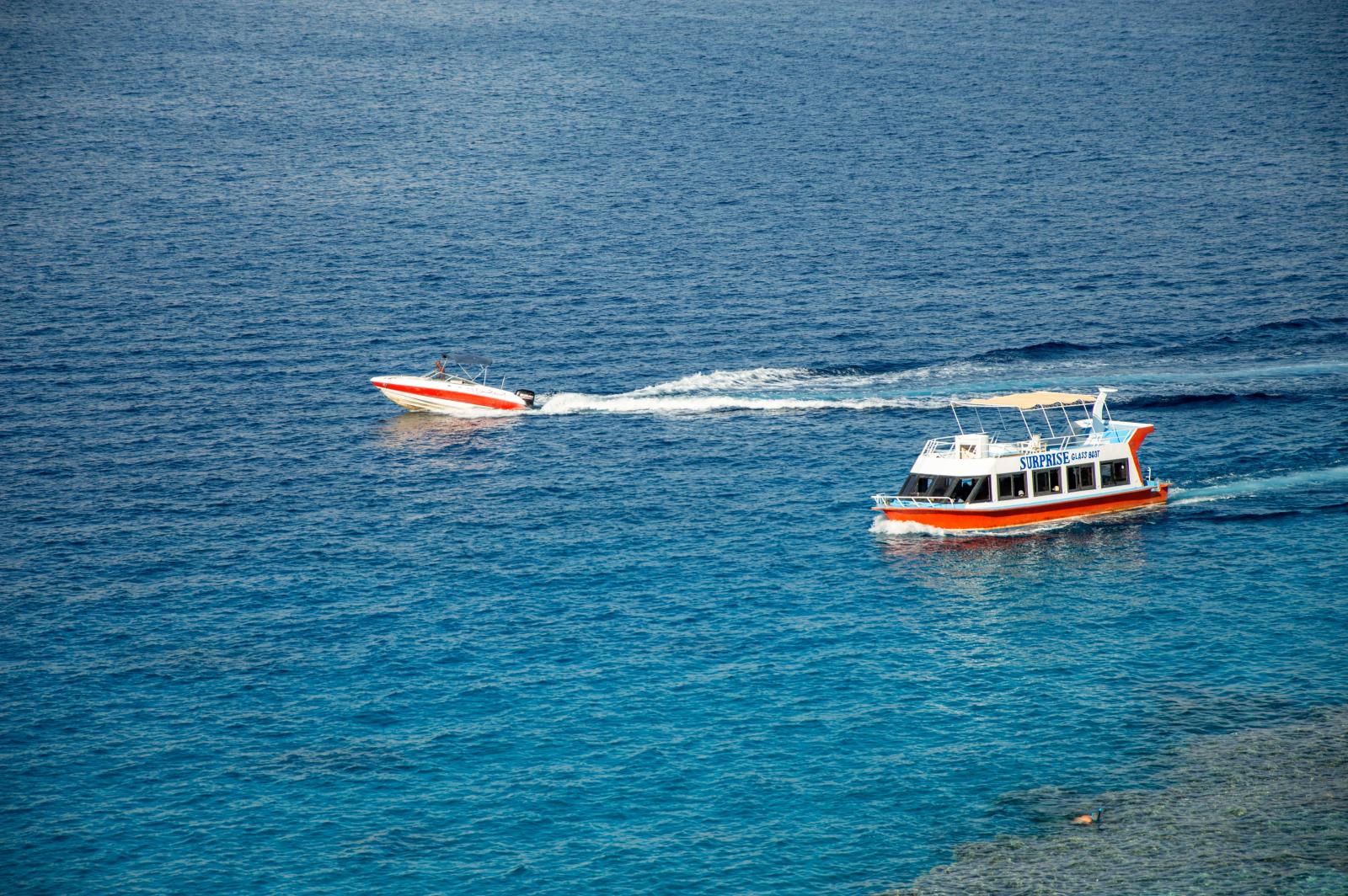 Ausflugsboot vor der Küste Zyperns mit türkisblauem Meer