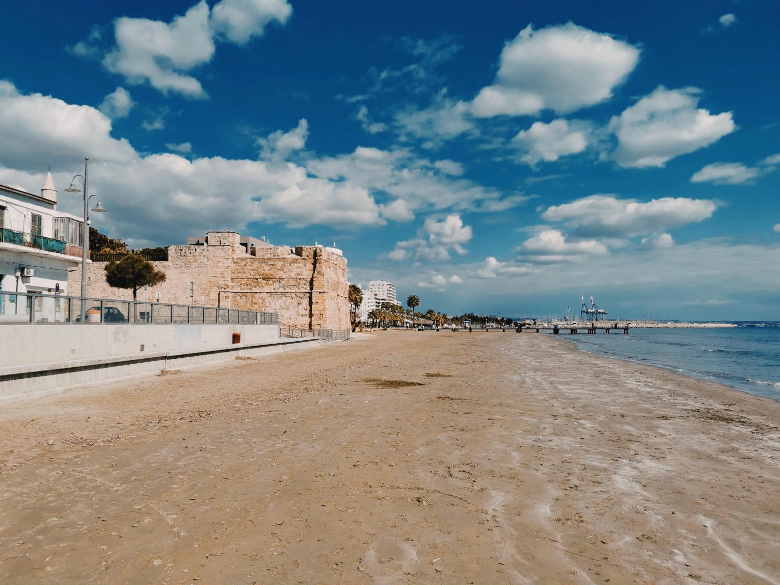 Sandstrand bei Larnaka mit türkisfarbenem Mittelmeer