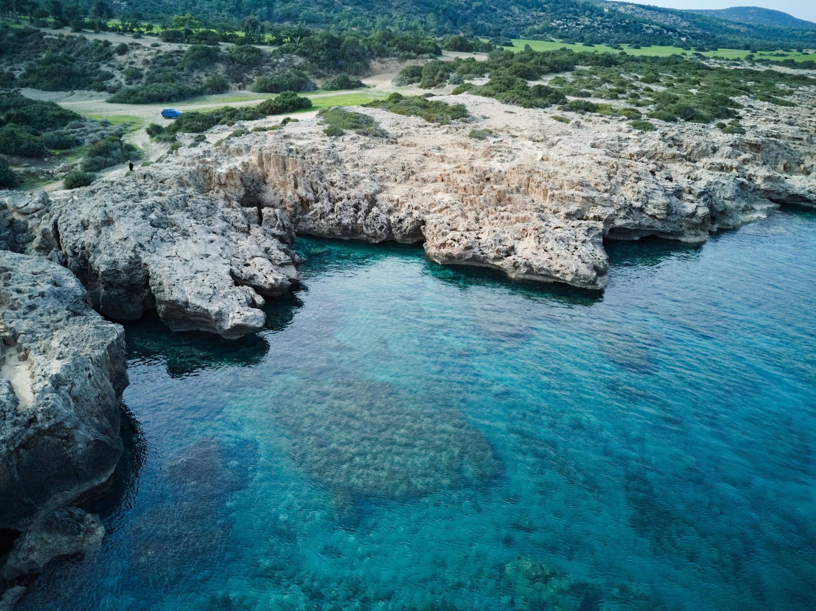 Blue Lagoon mit türkisblauem Wasser und felsiger Küste