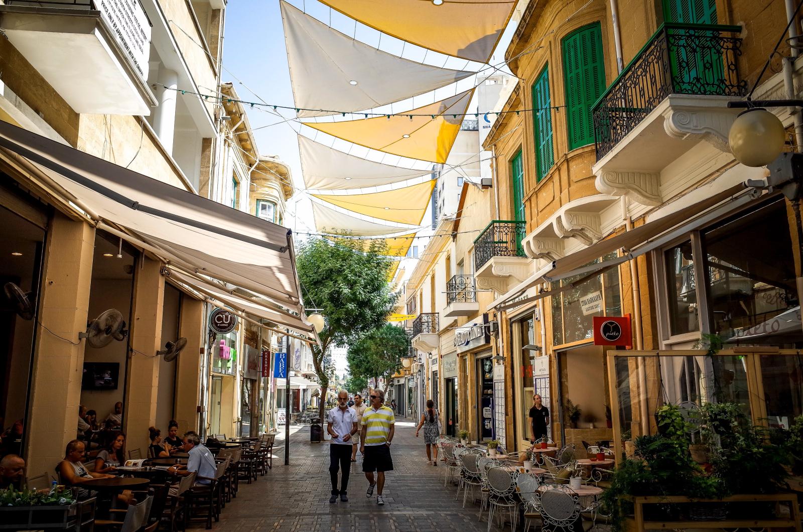 Hotel und mediterrane Atmosphäre in Nicosia am Abend
