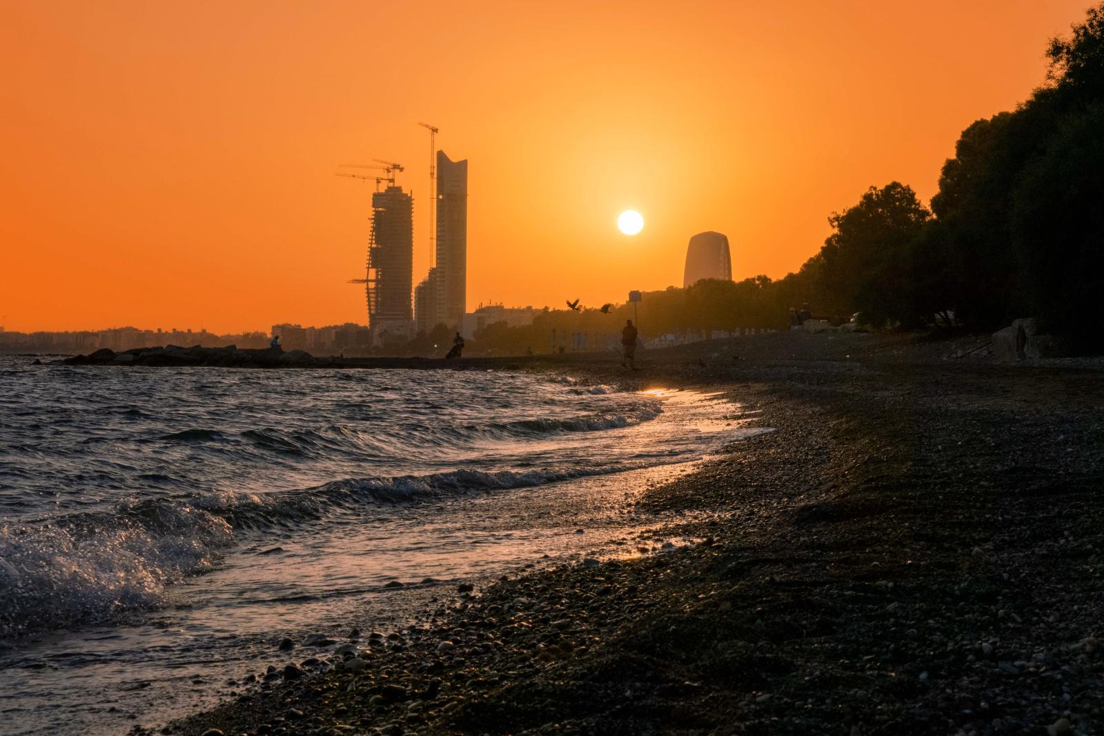 Sonnenuntergang über der Küste von Limassol mit mediterraner Stadtlandschaft