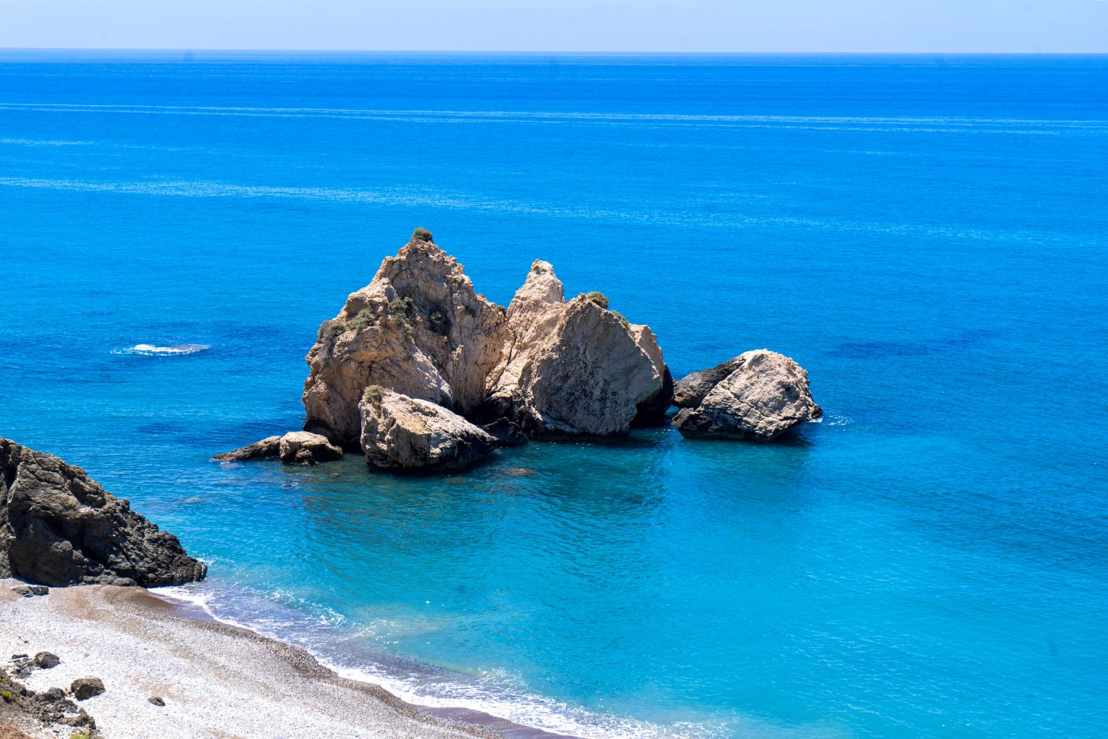 Türkisblaues Mittelmeer und Felsformationen bei Petra tou Romiou