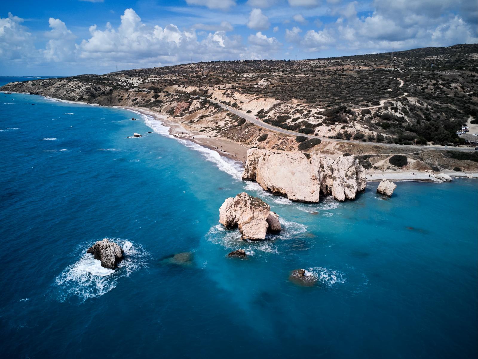 Küstenstraße und Landschaft rund um den Aphrodite-Felsen