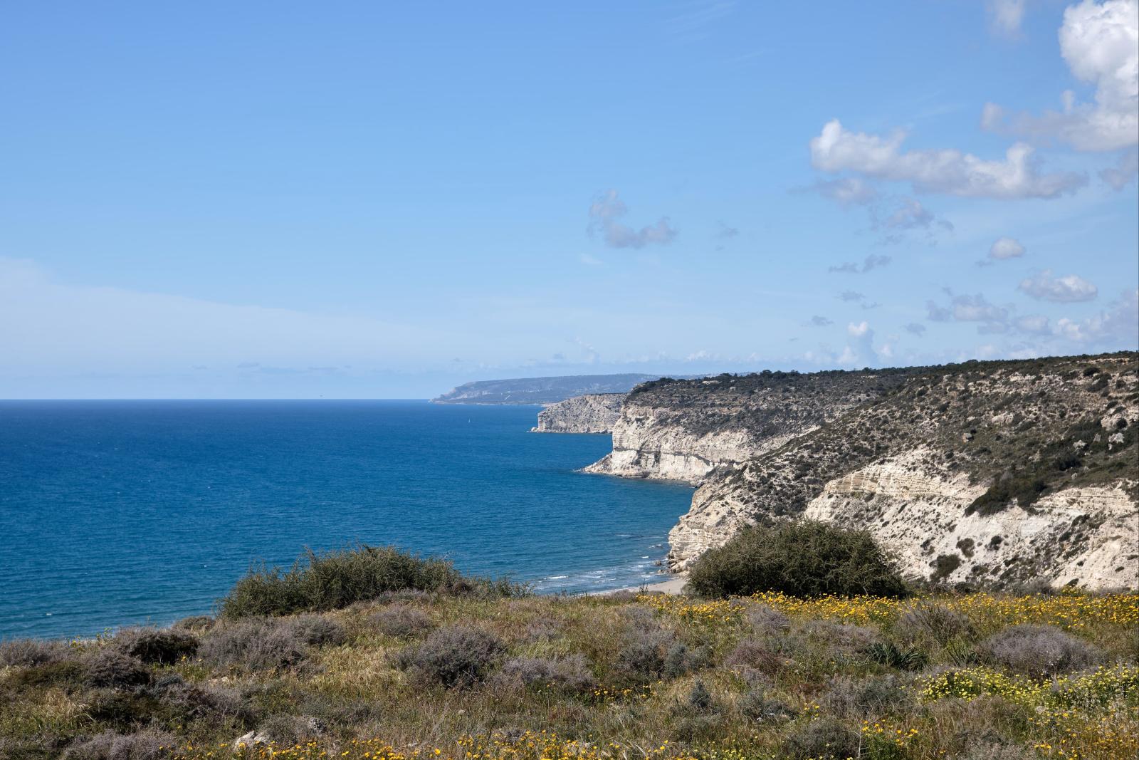 Panoramablick auf die Küste Zyperns mit türkisblauem Meer