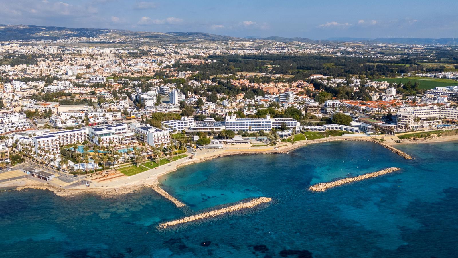 Sandstrand bei Paphos mit klarem Mittelmeerwasser und mediterraner Küste
