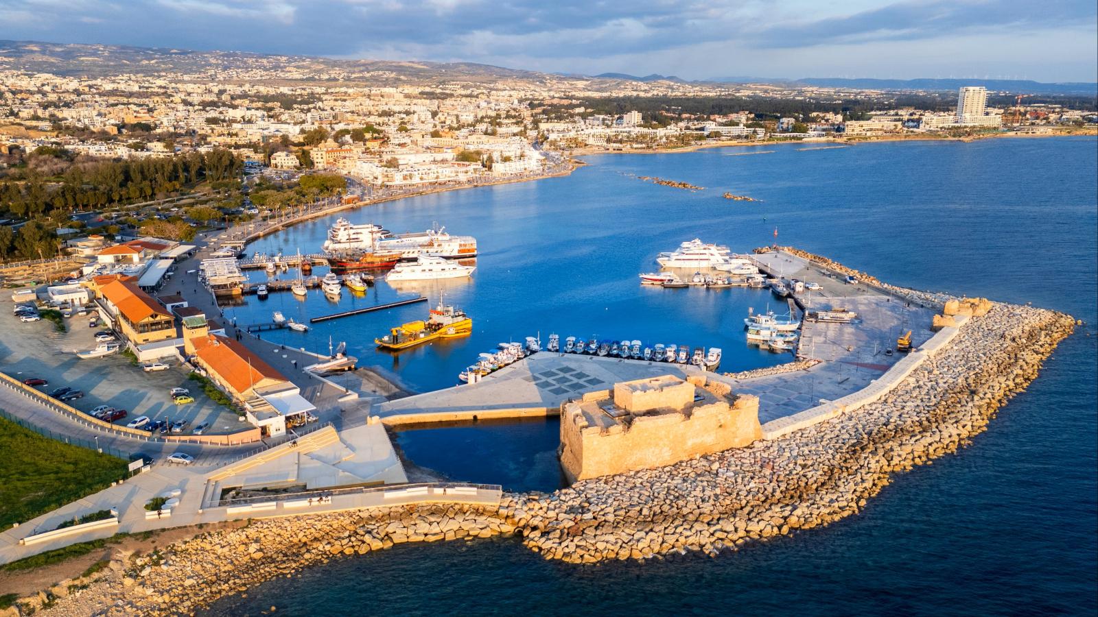 Hafen von Paphos mit mediterraner Küste und türkisblauem Mittelmeer
