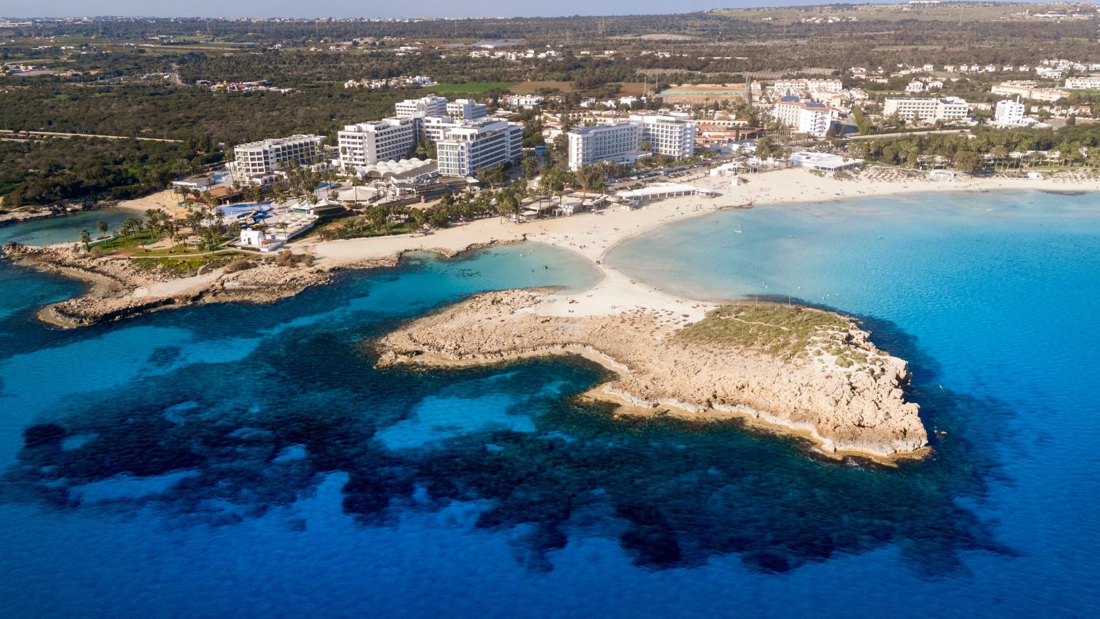Weißer Sandstrand bei Ayia Napa mit türkisblauem Mittelmeer