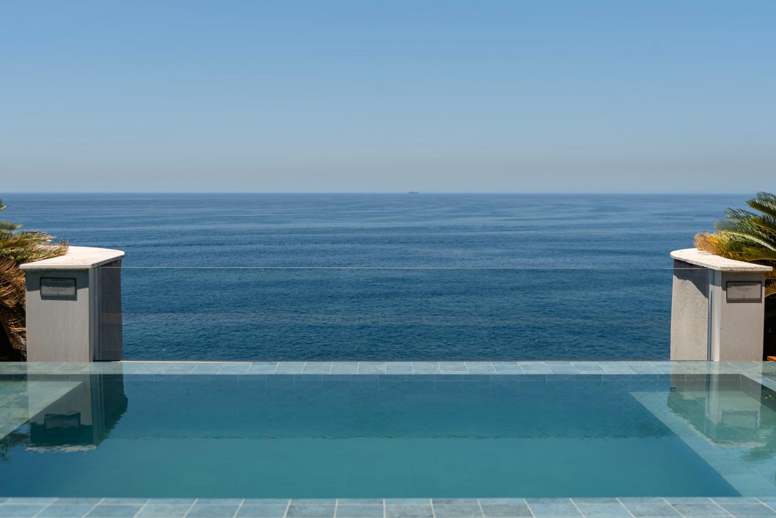 Mediterranes Hotel mit Pool und Meerblick auf Zypern