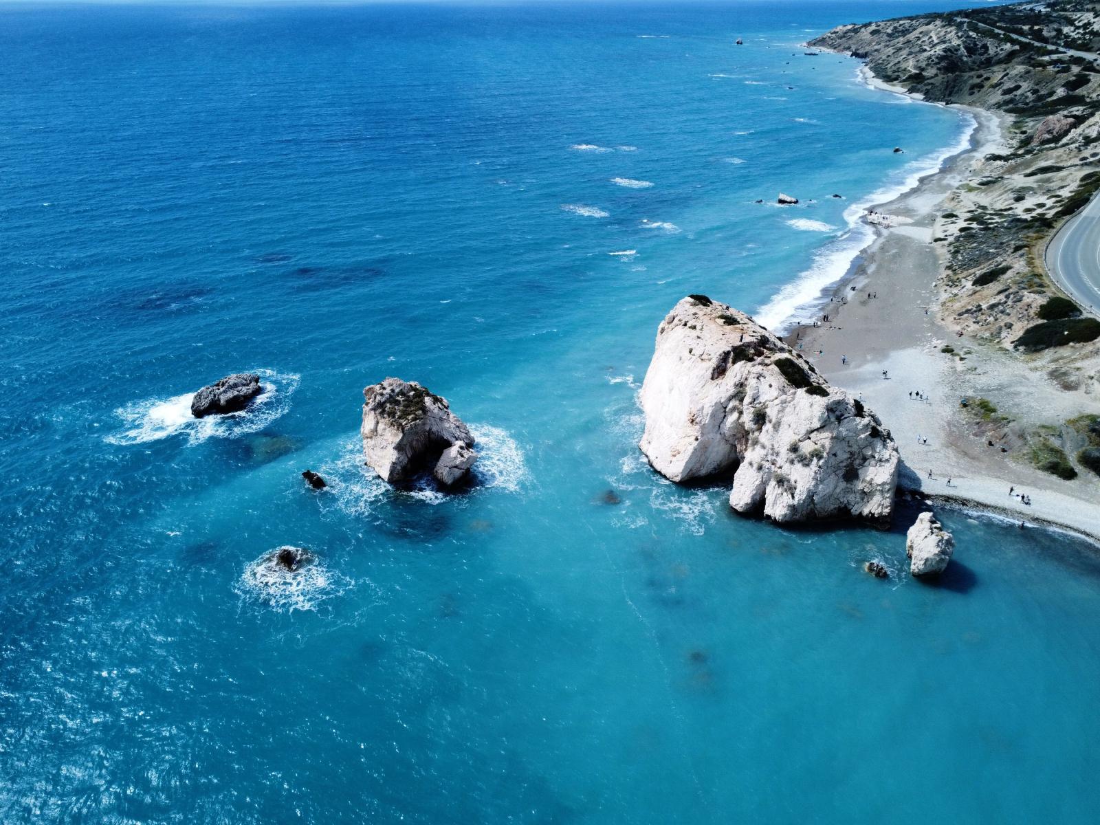 Aphrodite-Felsen Petra tou Romiou mit Meer und Küstenlandschaft