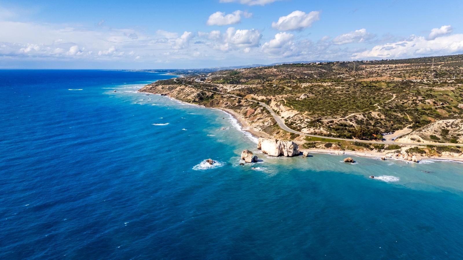 Küste bei Paphos mit mediterraner Landschaft und blauem Mittelmeer
