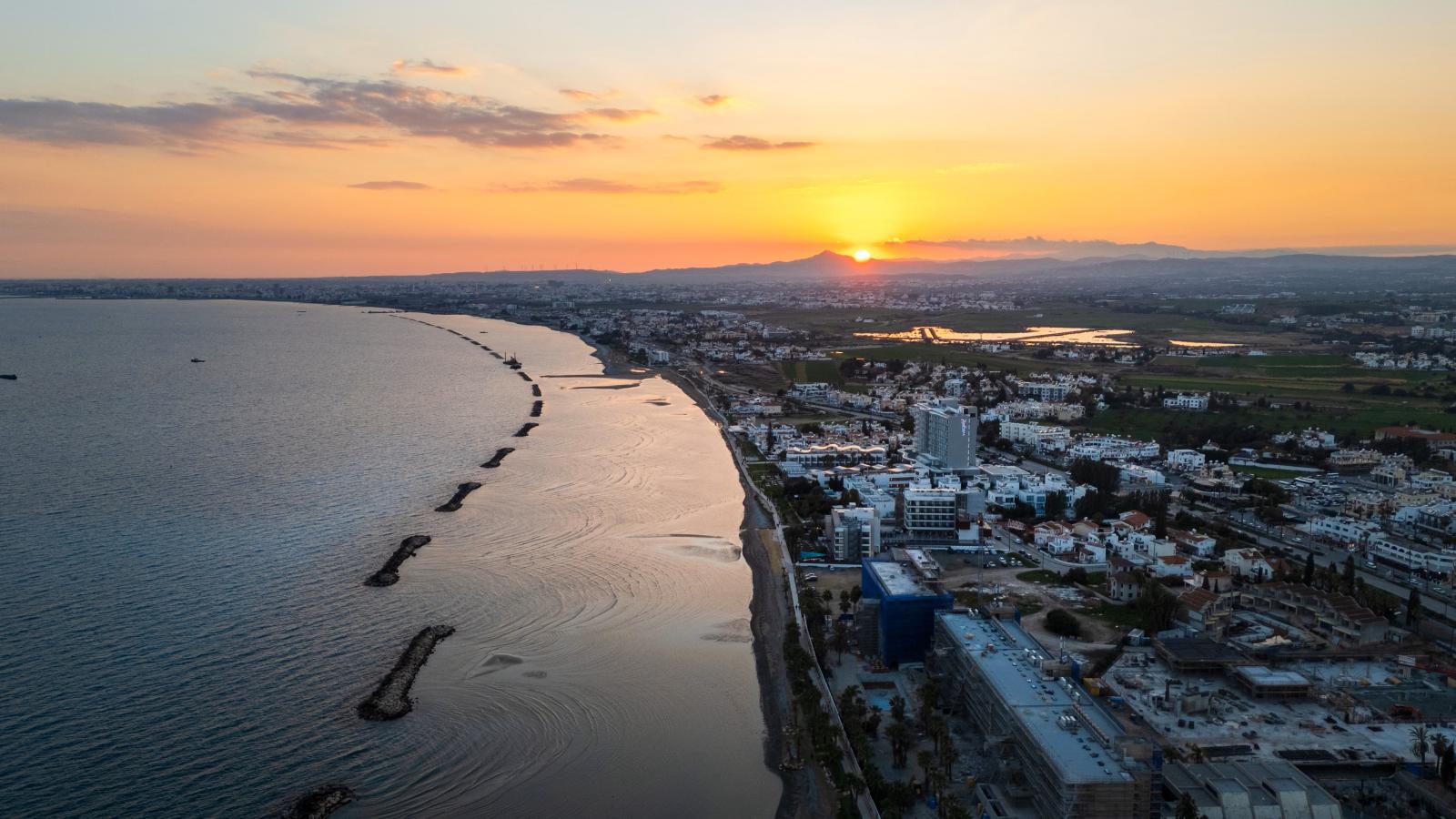 Mediterraner Sonnenuntergang an der Küste von Zypern