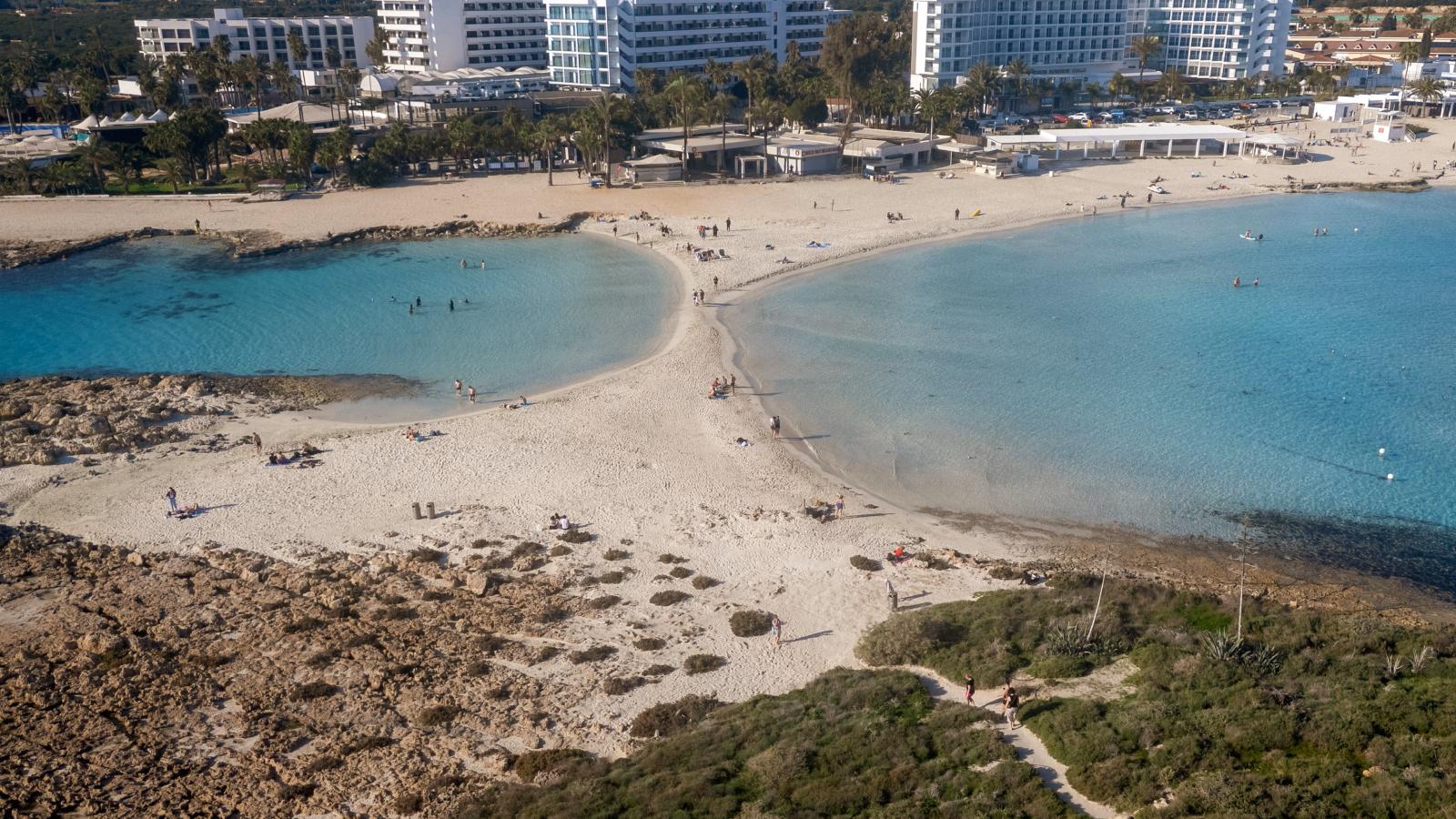 Makronissos Beach mit hellem Sand und kristallklarem Wasser