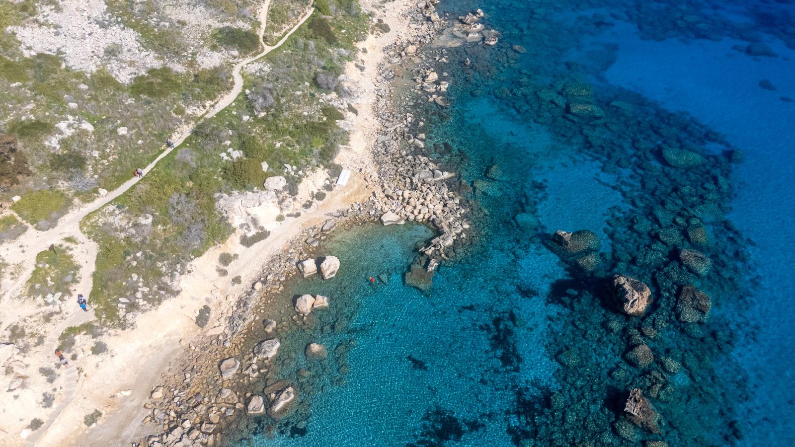 Mediterrane Küste Zyperns mit Wanderweg und Badebucht