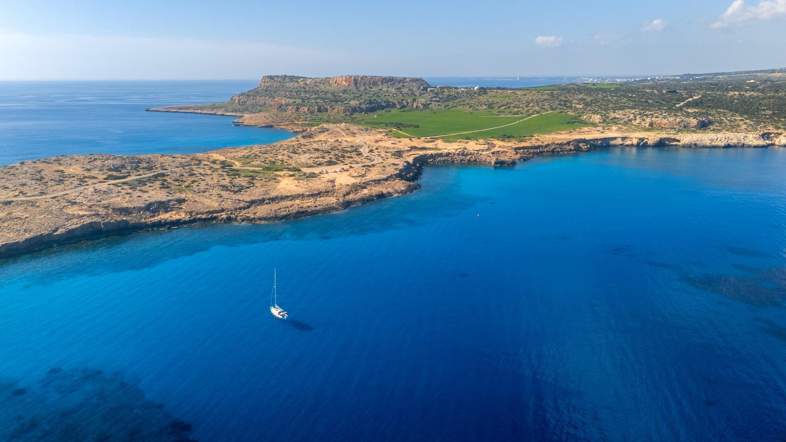 Küste bei Cape Greco mit Felsen, türkisblauem Wasser und Badebuchten