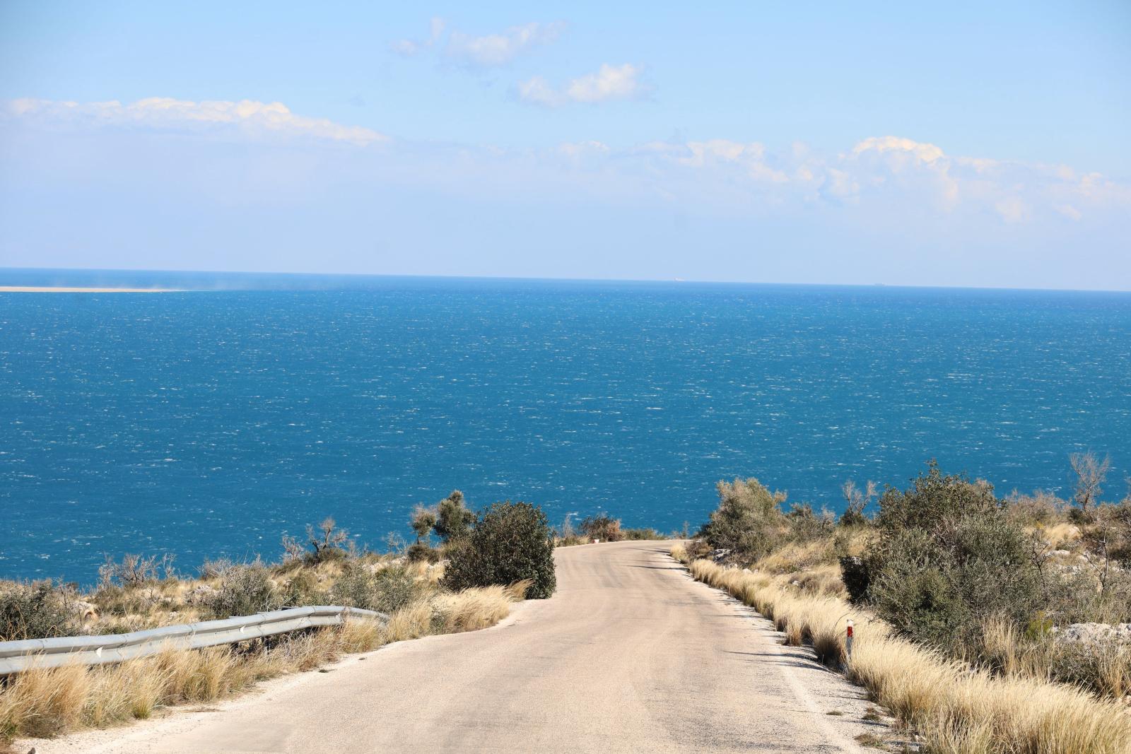 Küstenstraße bei Limassol mit mediterraner Landschaft und Meerblick