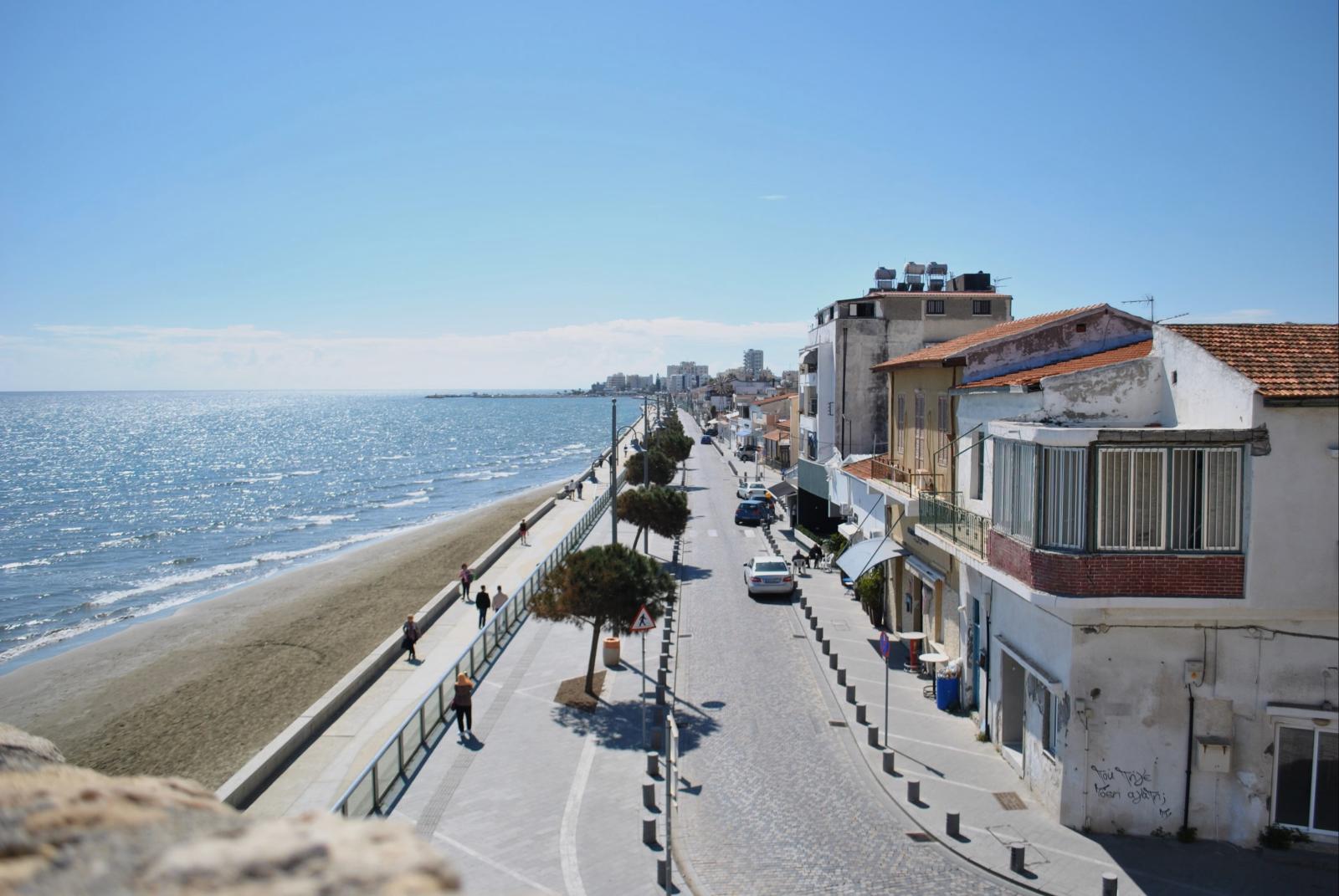 Hafenpromenade und mediterrane Architektur in Zypern