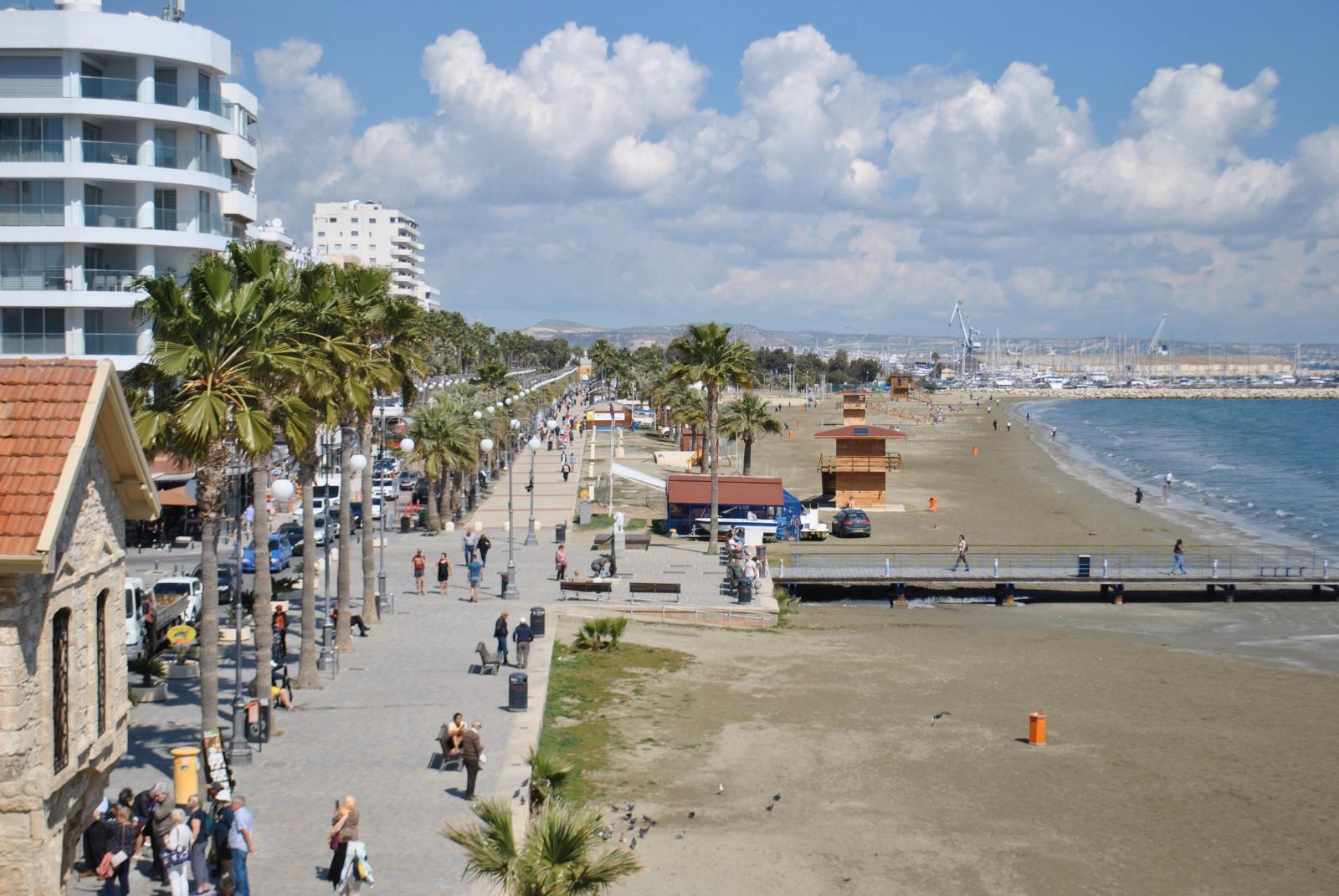Finikoudes-Promenade bei mediterranem Licht