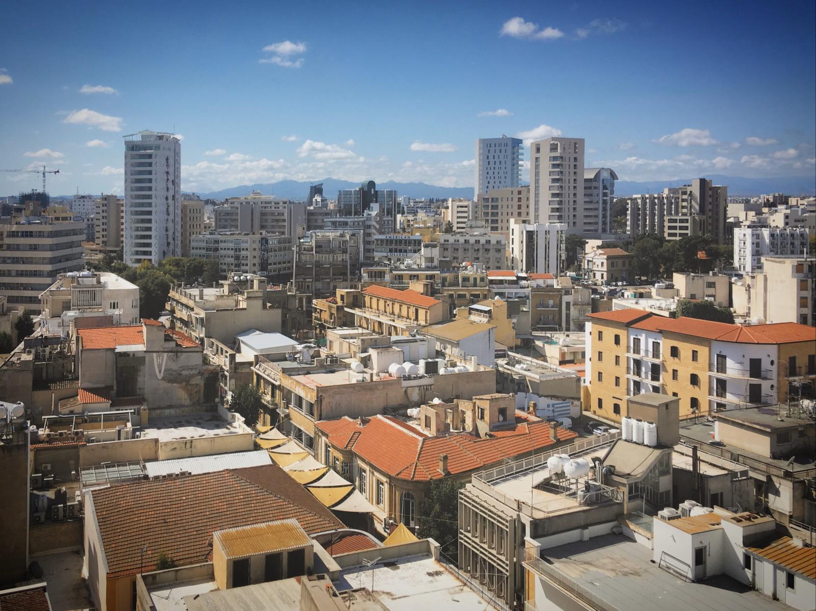 Blick auf Nicosia mit historischer und moderner Stadtlandschaft