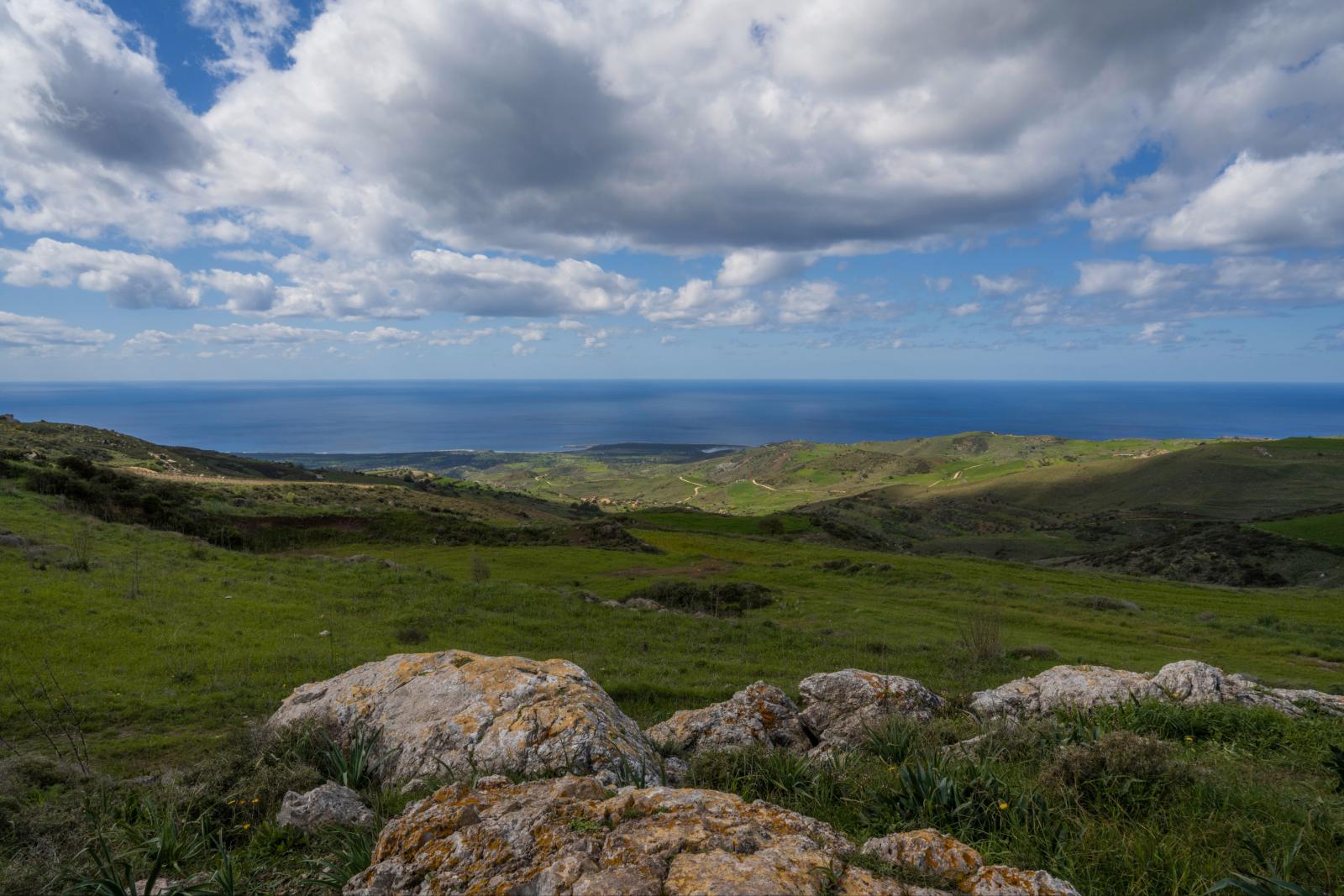 Mediterrane Landschaft mit Küste und Bergen auf Zypern