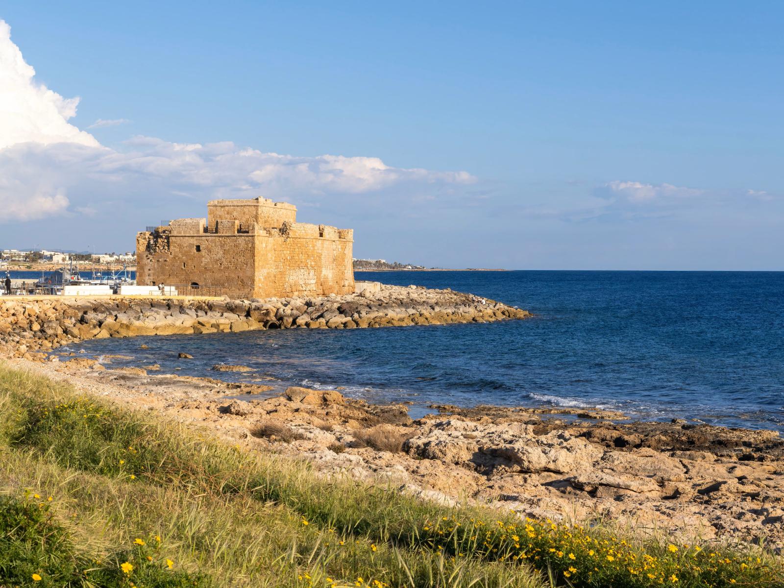 Paphos an der Westküste mit Hafen, Meer und historischer Kulisse