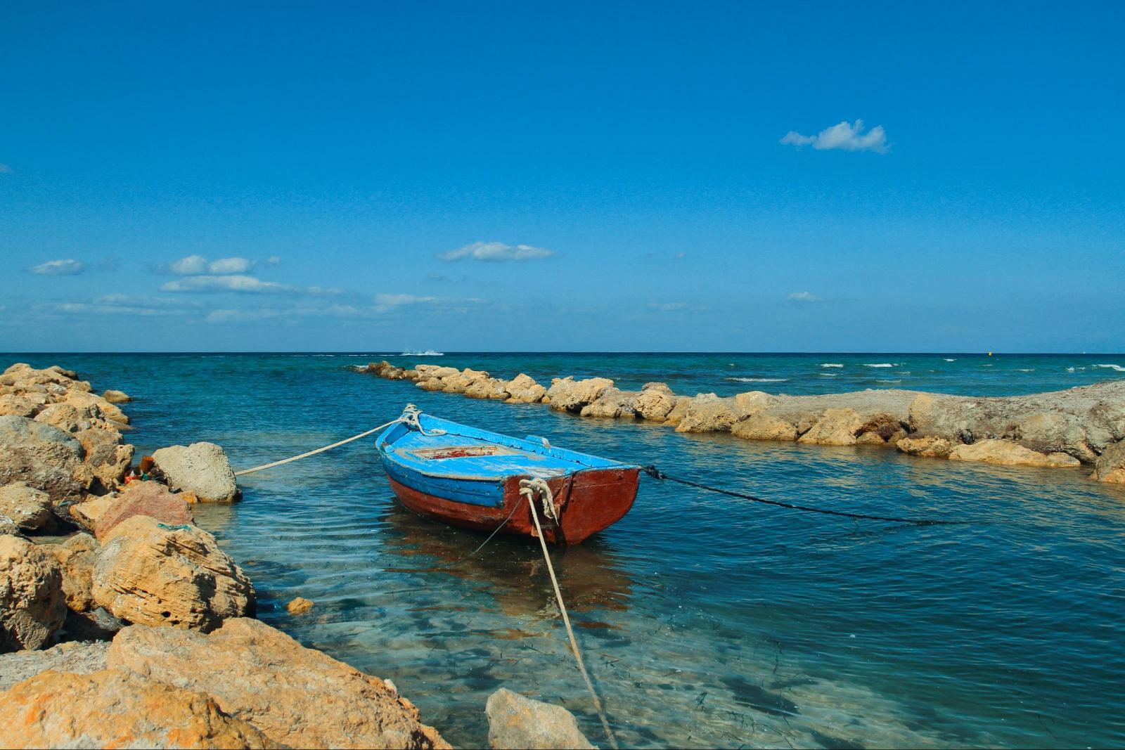 Boot vor der türkisblauen Küste der Akamas-Halbinsel