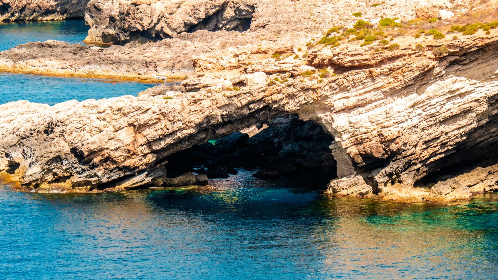 Cape Greco mit Felsen, Meereshöhlen und tiefblauem Wasser
