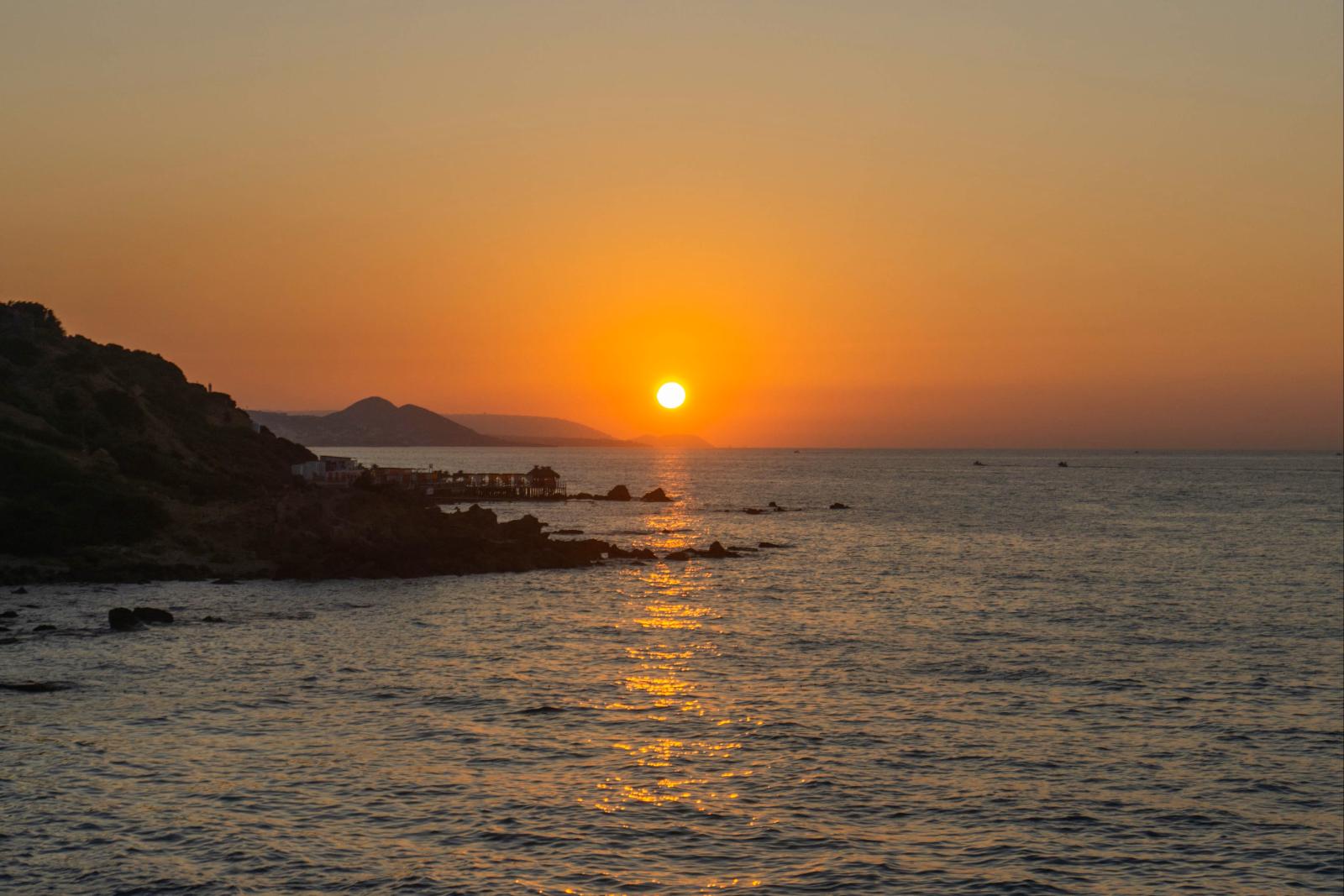 Sonnenuntergang an der zypriotischen Küste als Abschluss einer Rundreise