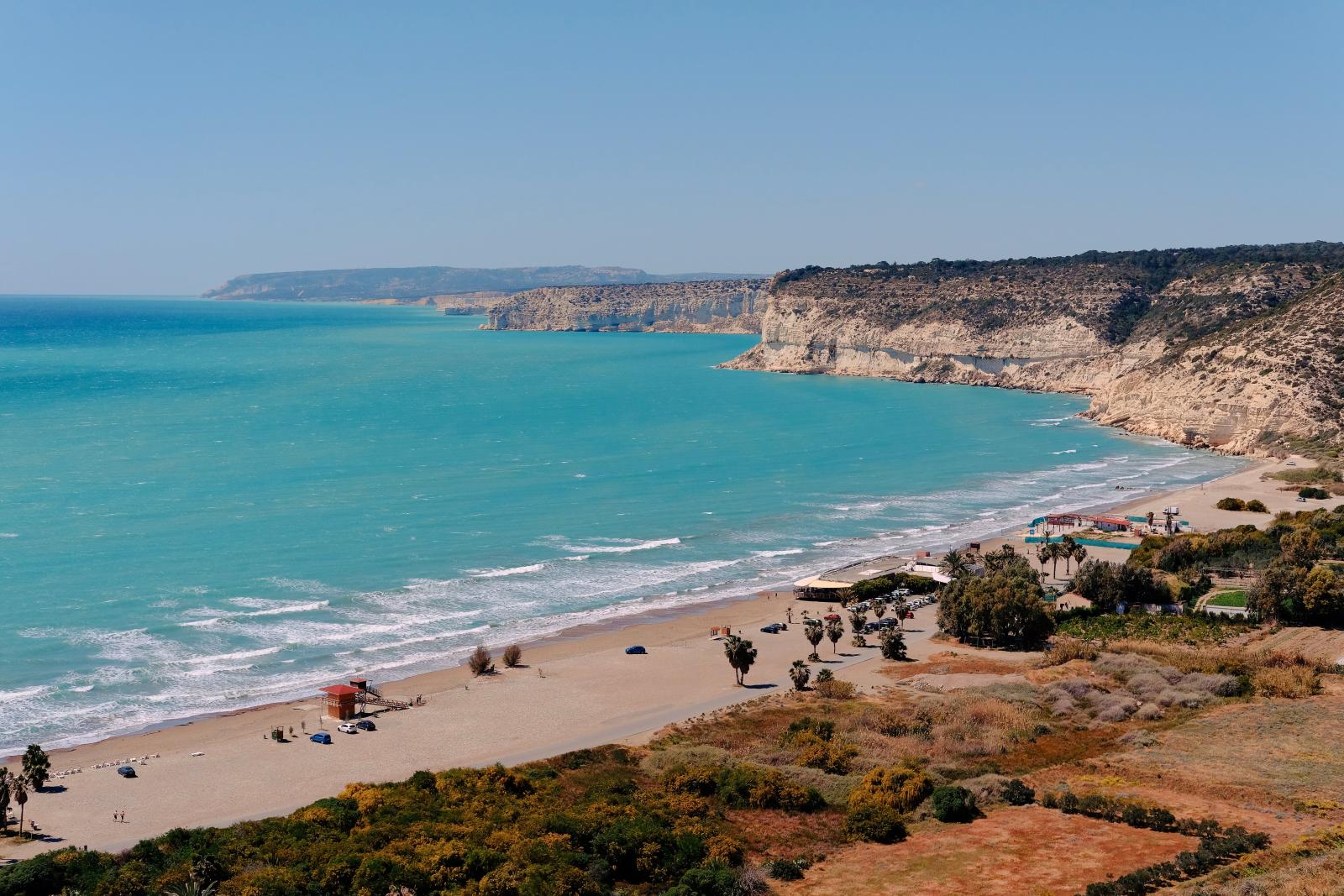 Traumhafter Sandstrand mit türkisblauem Meer auf Zypern