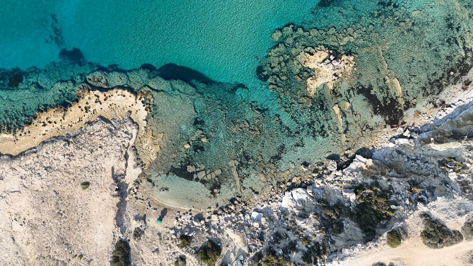 Traumhafte Küste mit türkisblauem Meer auf Zypern