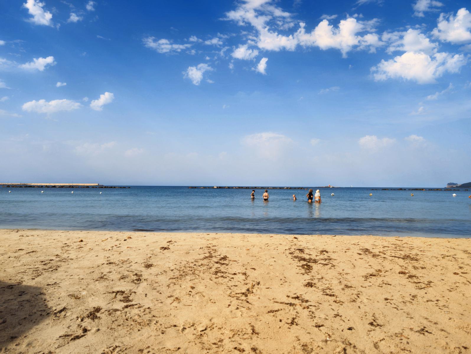 Familienfreundlicher Sandstrand bei Protaras mit ruhigem, klarem Wasser