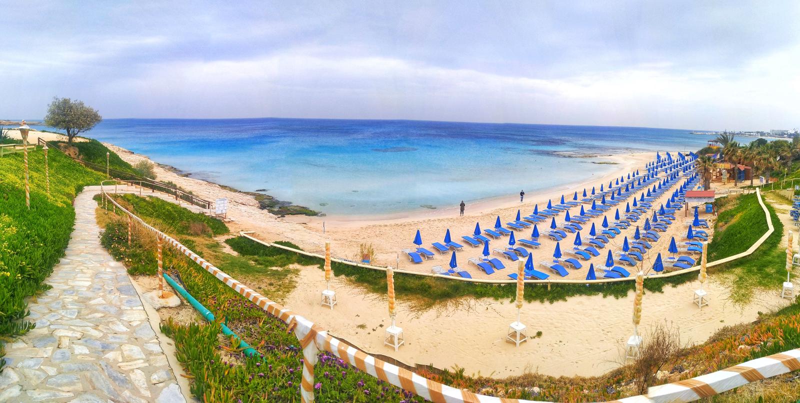 Traumstrand auf Zypern mit türkisblauem Wasser und mediterraner Küstenlandschaft