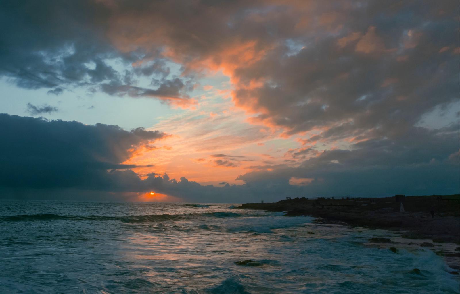 Sonnenuntergang über dem Mittelmeer vor der Küste Zyperns