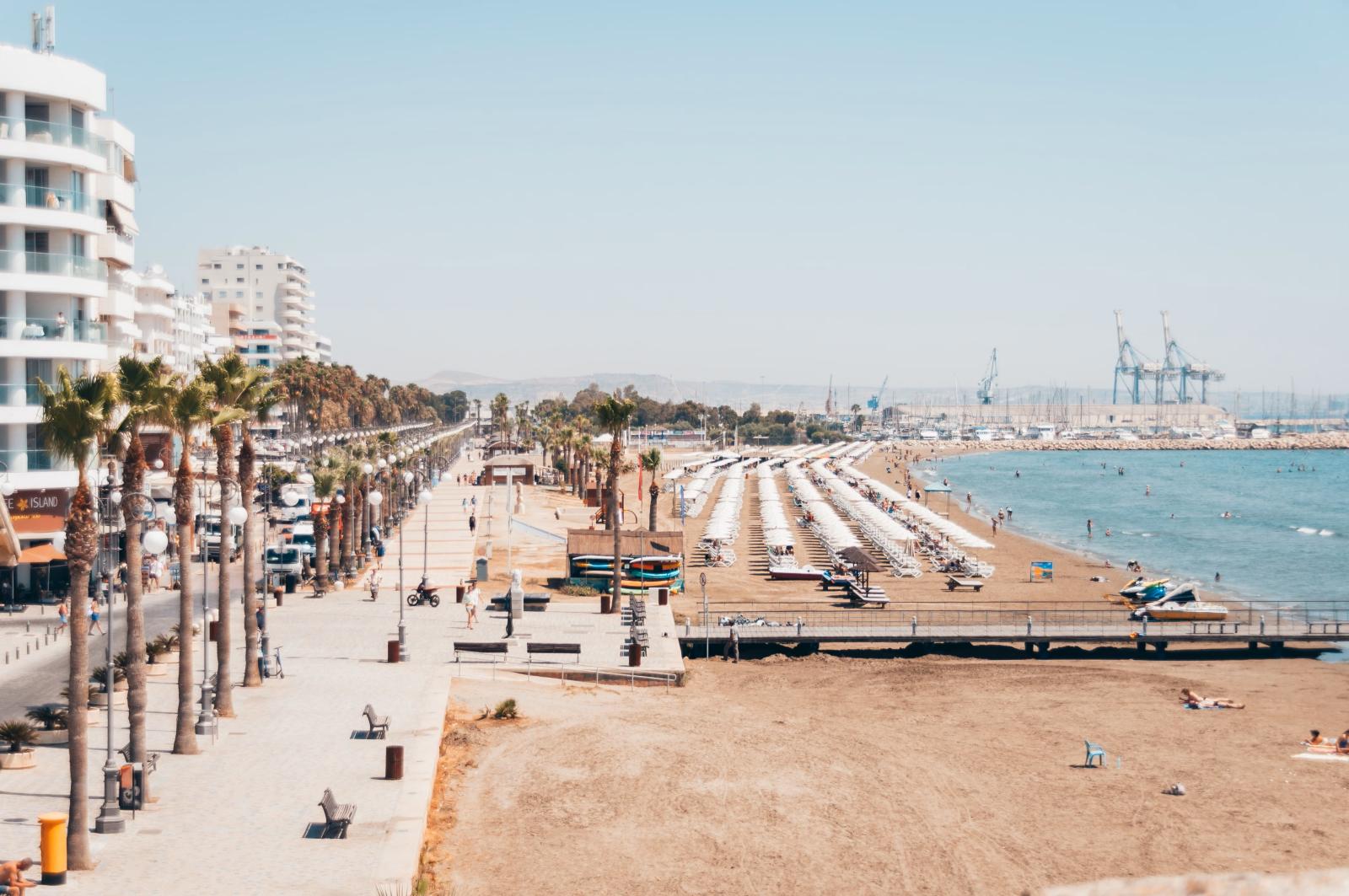 Strand bei Limassol mit klarem Mittelmeerwasser und mediterraner Landschaft