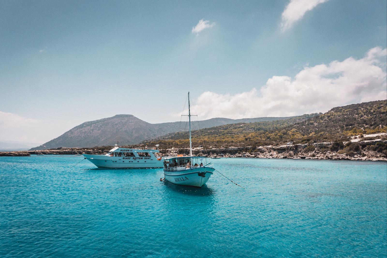  Boot auf dem türkisblauen Wasser vor der Blue Lagoon