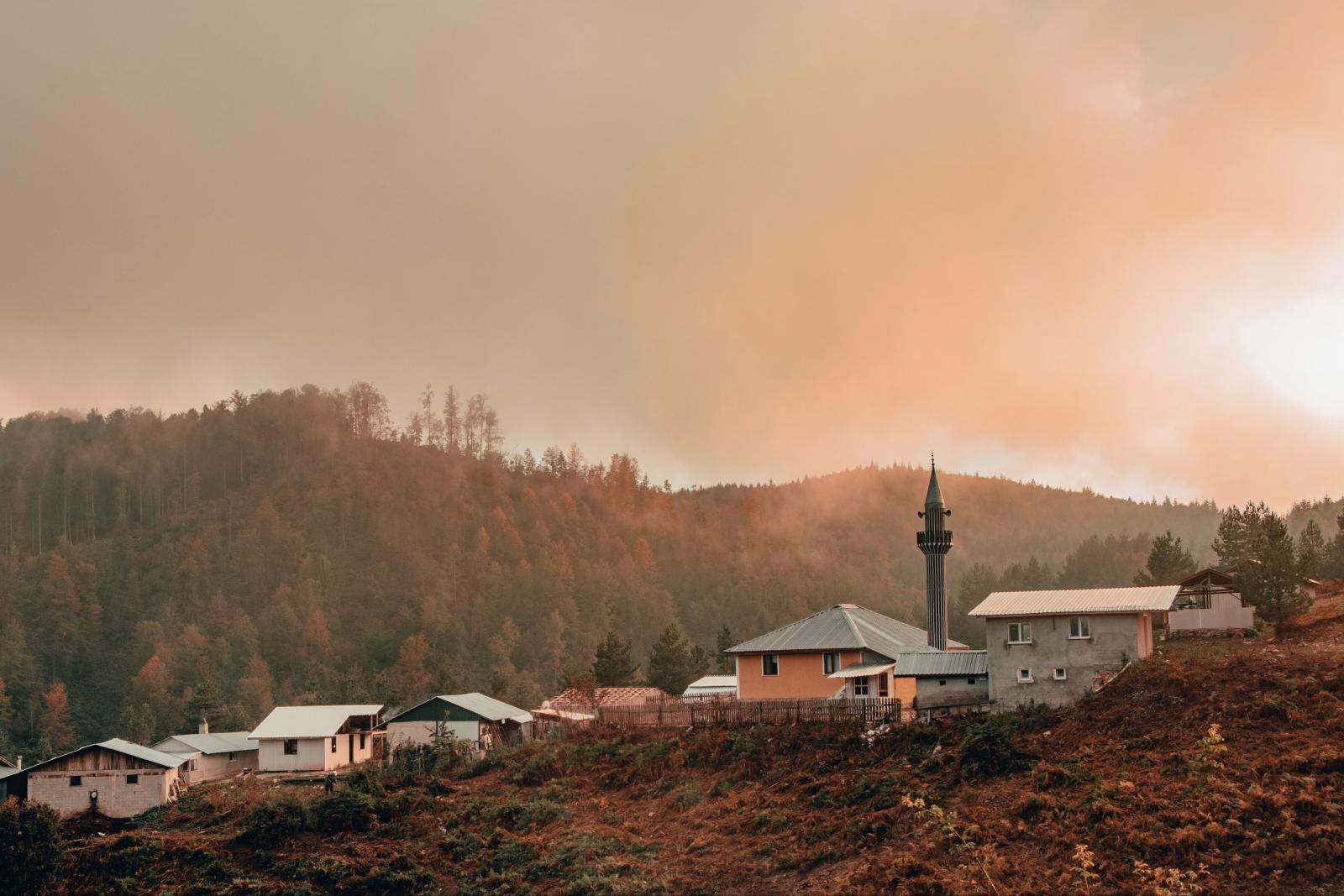 Traditionelle Kirche und Bergdorf im Troodos-Gebirge