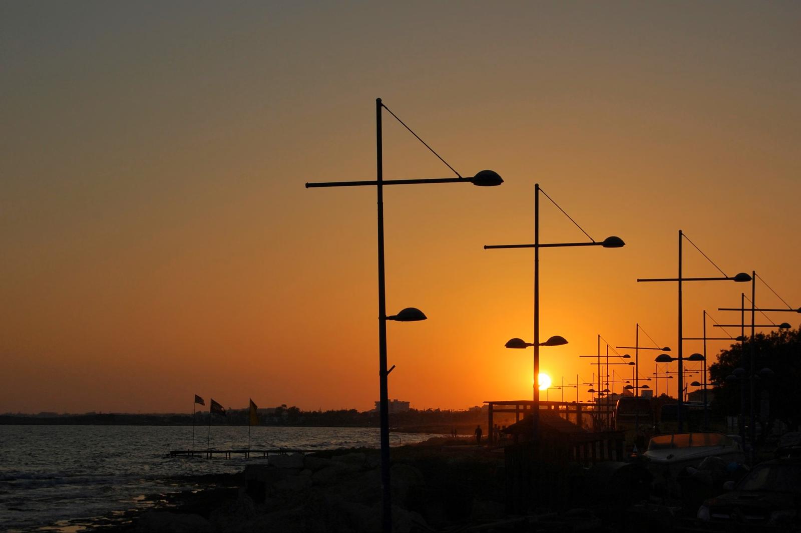 Sonnenuntergang über der Küste von Ayia Napa mit ruhigem Mittelmeer