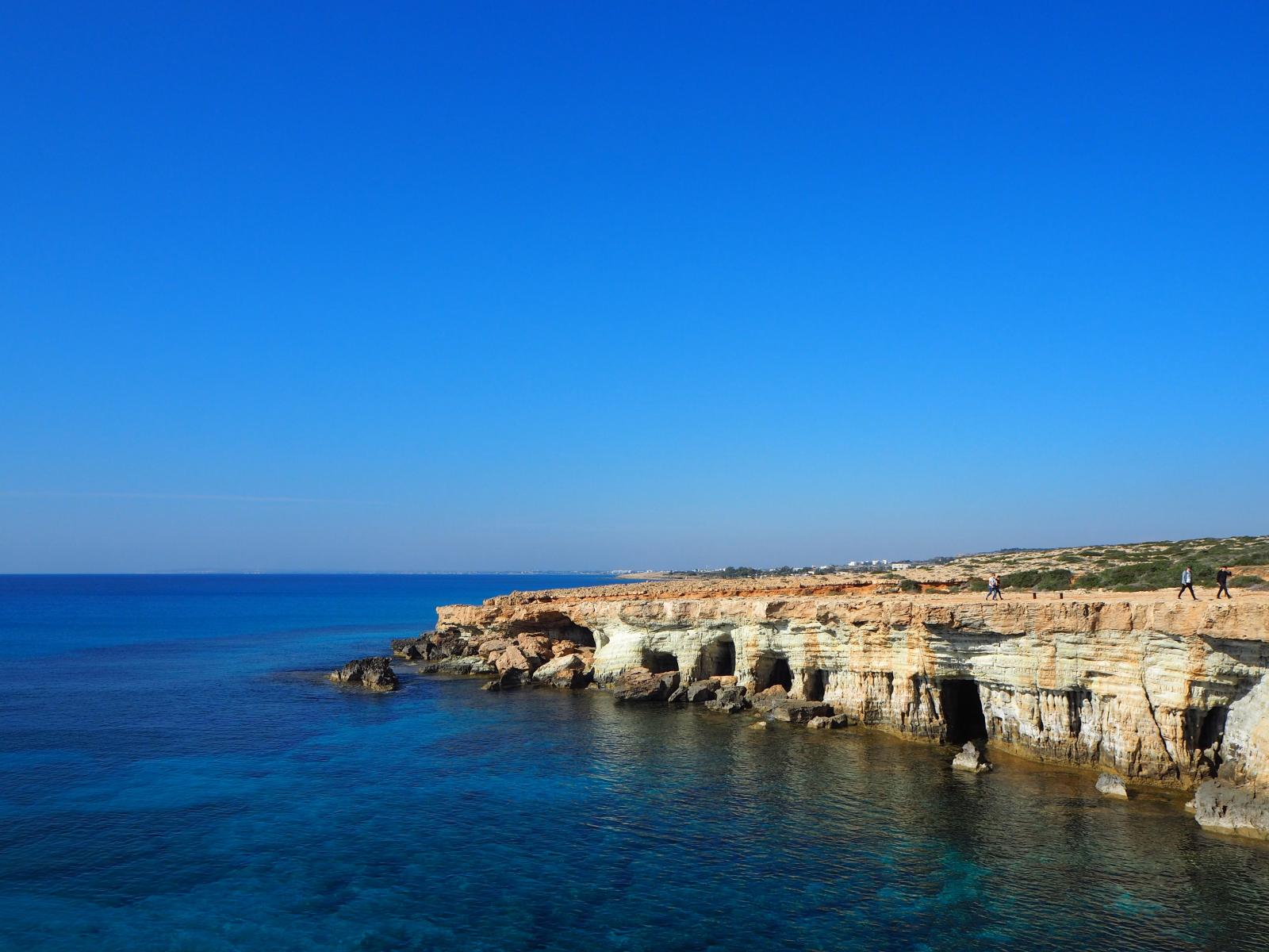 Felsige Küste und Meereshöhlen am Cape Greco
